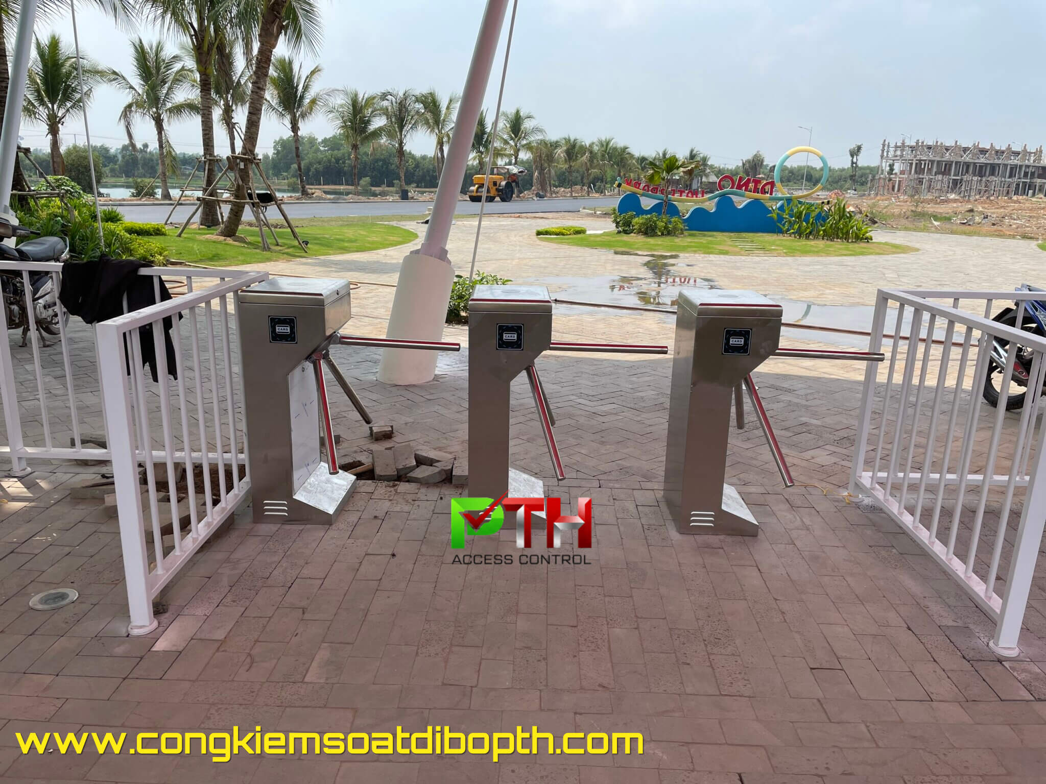 Cổng xoay 3 càng 1 chân do PTH Access Control lắp đặt tại West Lakes Golf & Villas Long An