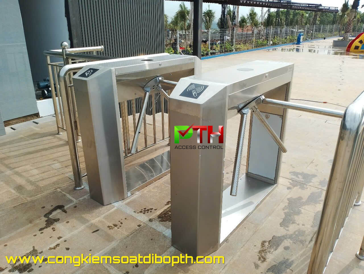 Cổng xoay 3 càng tripod do PTH Access Control lắp đặt tại hồ bơi ở Bình Phước