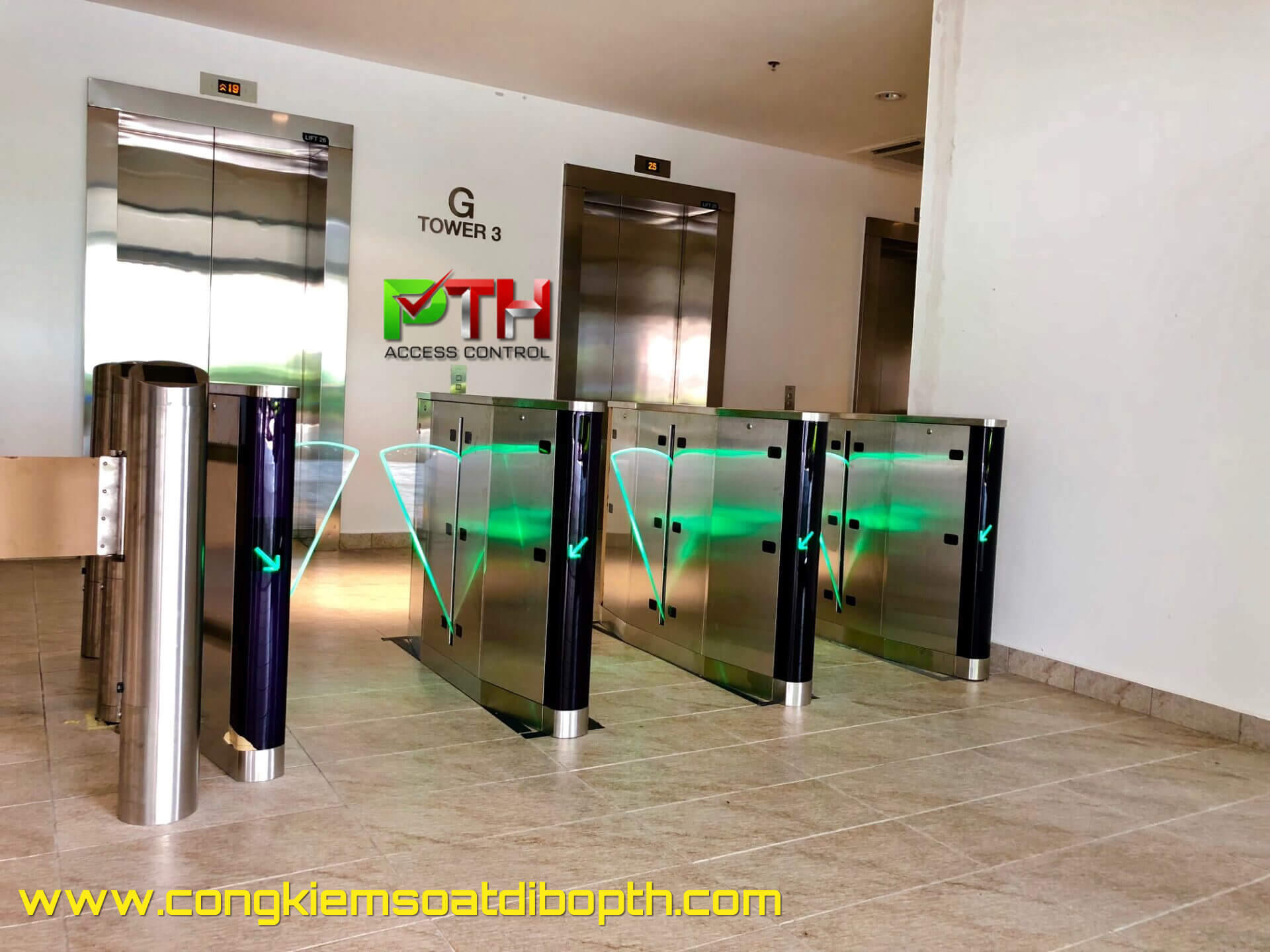 Hệ thống cổng Flap Barrier sang trọng được lắp đặt tại sảnh chính một tòa nhà văn phòng hạng A