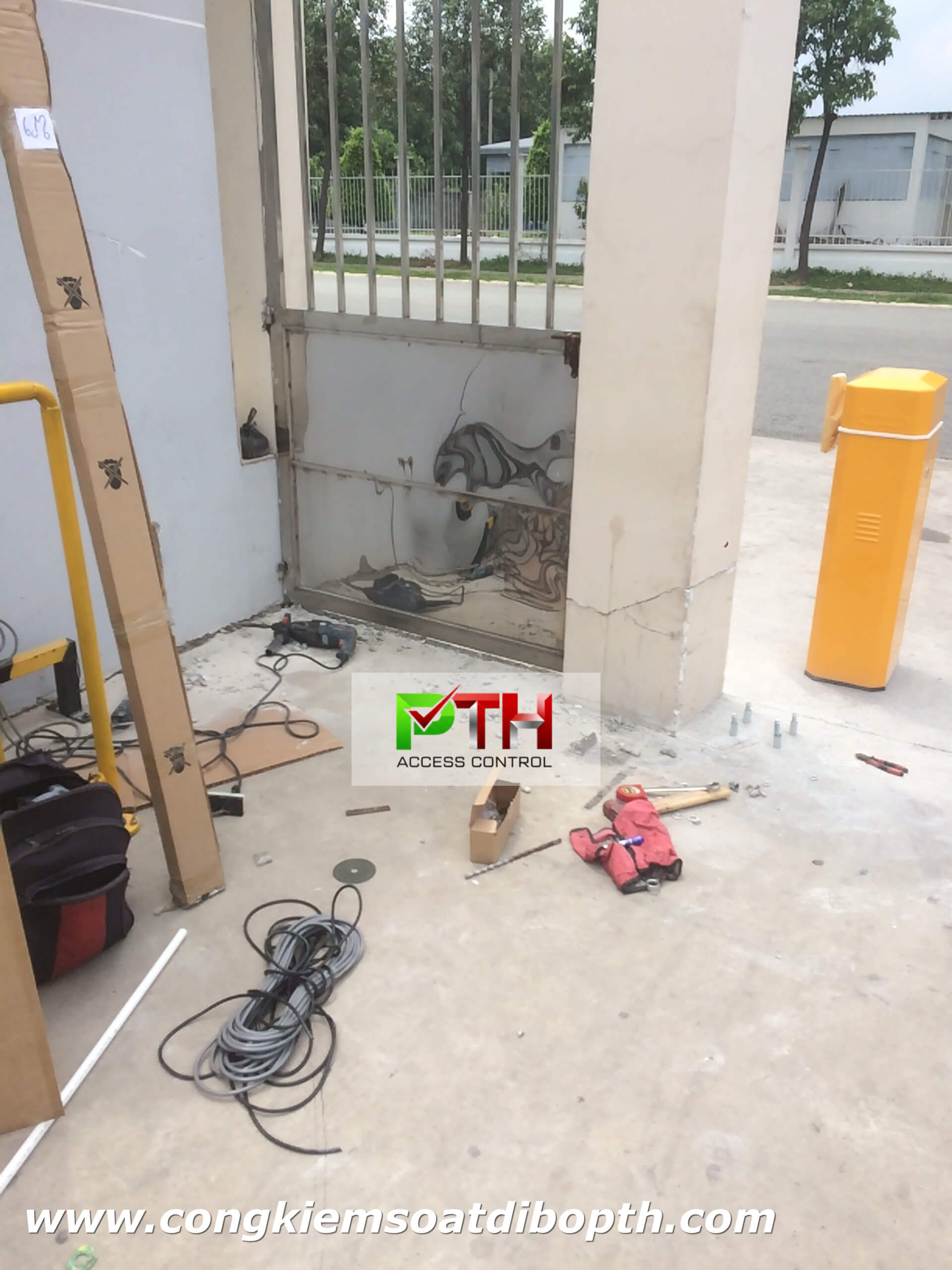Hình ảnh thực tế tại công trình lắp đặt barie BS-306 cho Công ty Indochine Foamtech