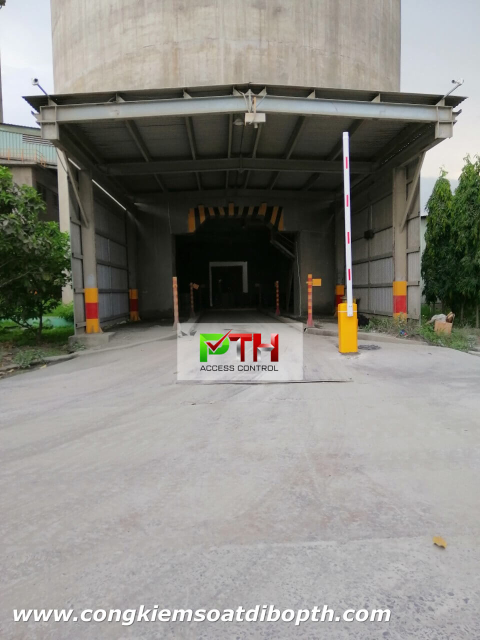 Hình ảnh thực tế tại công trình lắp đặt barie cho Nhà máy xi măng Long An | PTH Access Control
