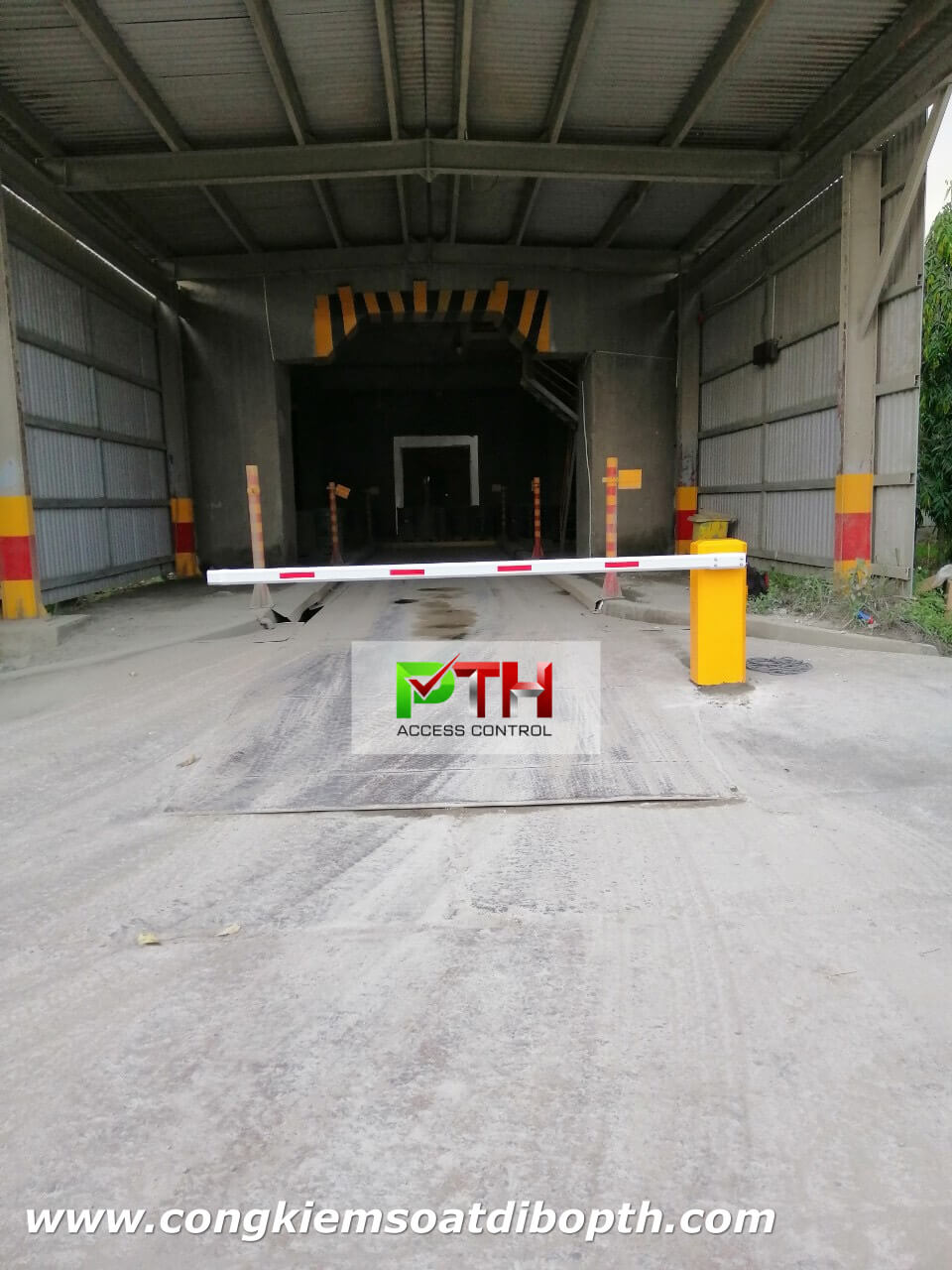 Hình ảnh thực tế tại công trình lắp đặt barie cho Nhà máy xi măng Long An | PTH Access Control