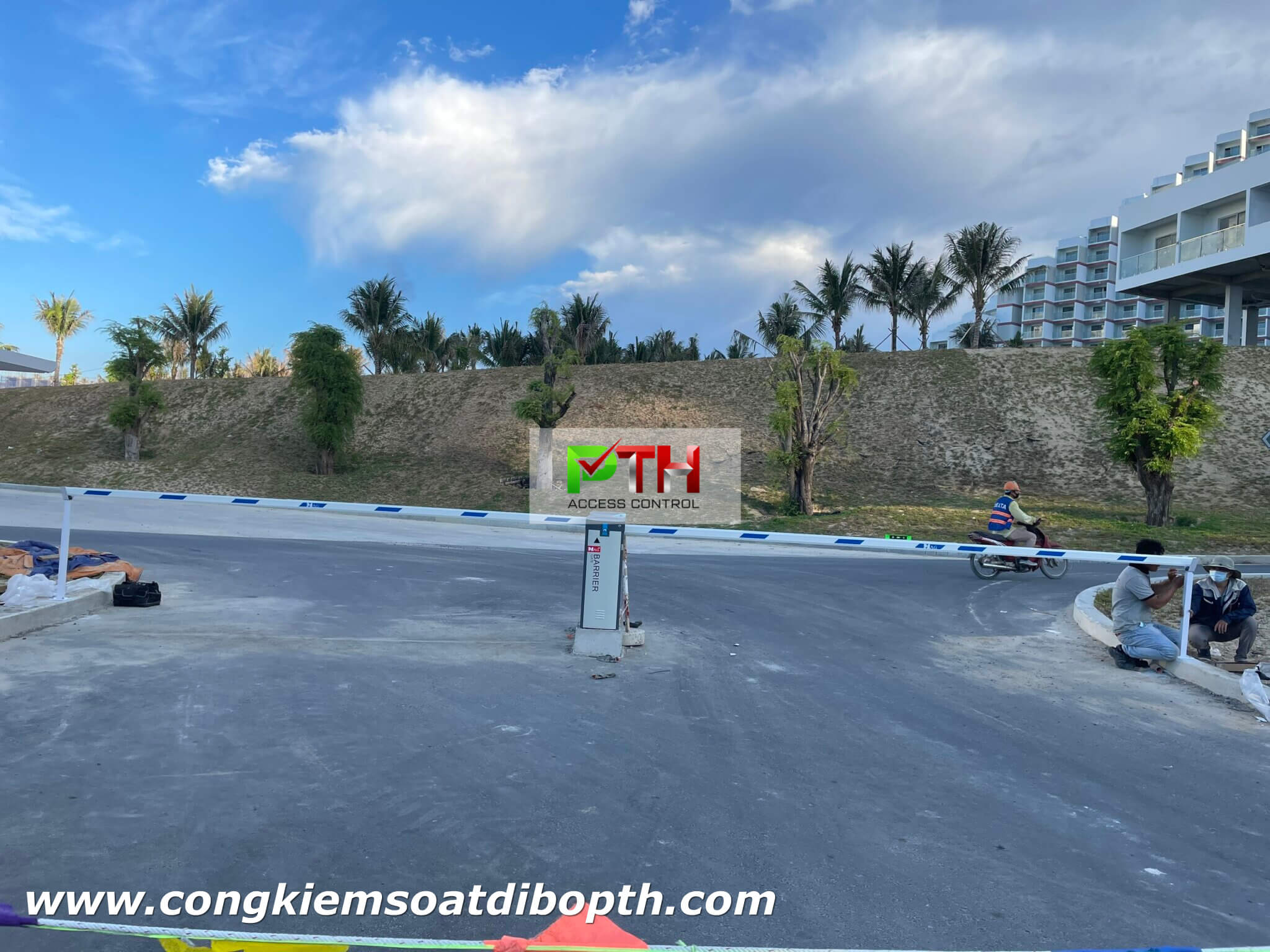 Hình ảnh thi công thực tế lắp đặt barrier cho Resort The Arena Cam Ranh