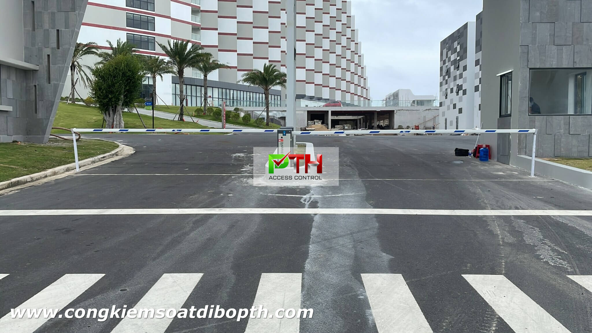 Hình ảnh thi công thực tế lắp đặt barrier cho Resort The Arena Cam Ranh