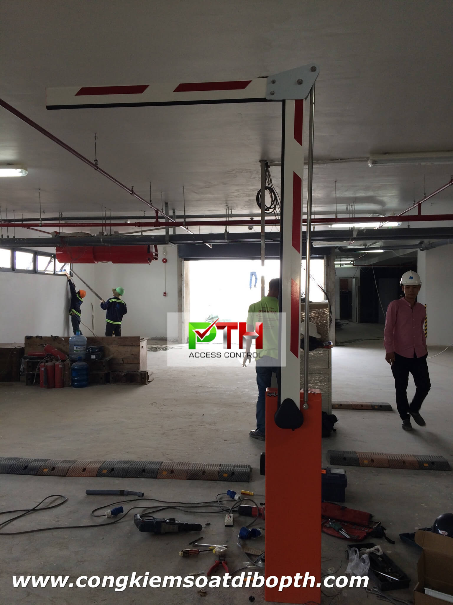 Hình ảnh thực tế tại công trình lắp đặt barie FAAC 615 tay gập cho STOWN Tham Lương