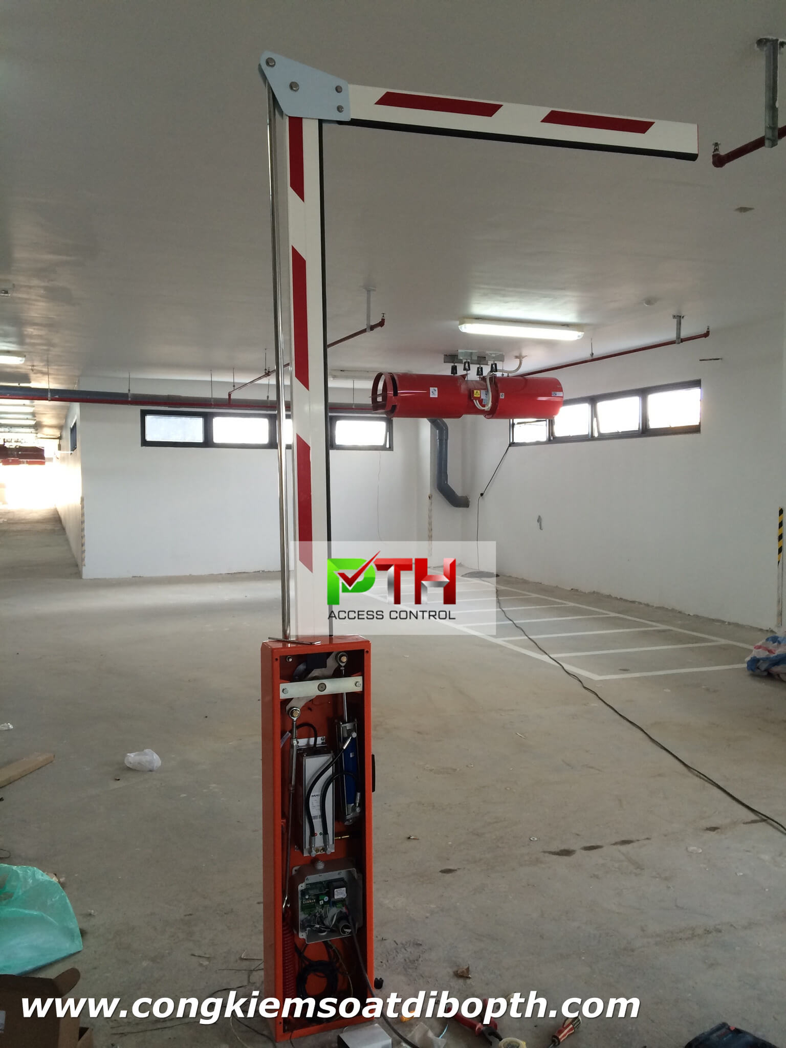 Hình ảnh thực tế tại công trình lắp đặt barie FAAC 615 tay gập cho STOWN Tham Lương