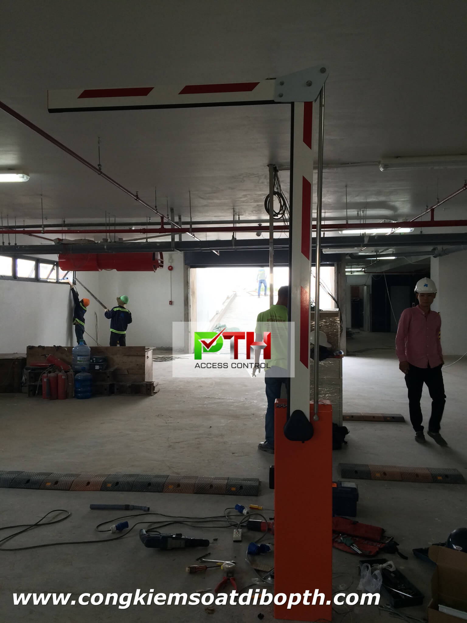 Hình ảnh thực tế tại công trình lắp đặt barie FAAC 615 tay gập cho STOWN Tham Lương
