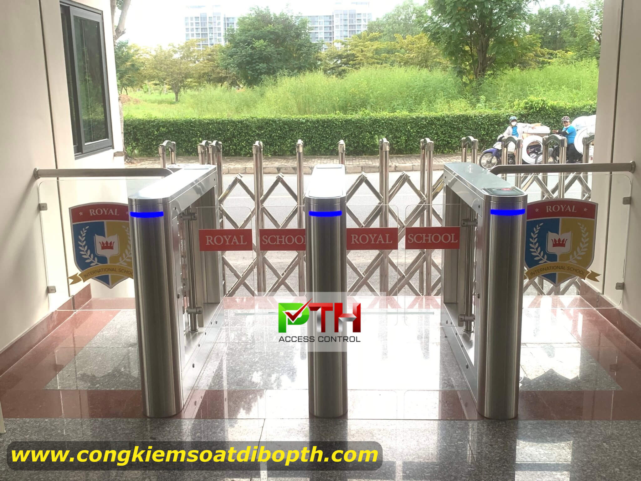 Cổng swing barrier kiểm soát học sinh và cán bộ công nhân viên ra vào trường học