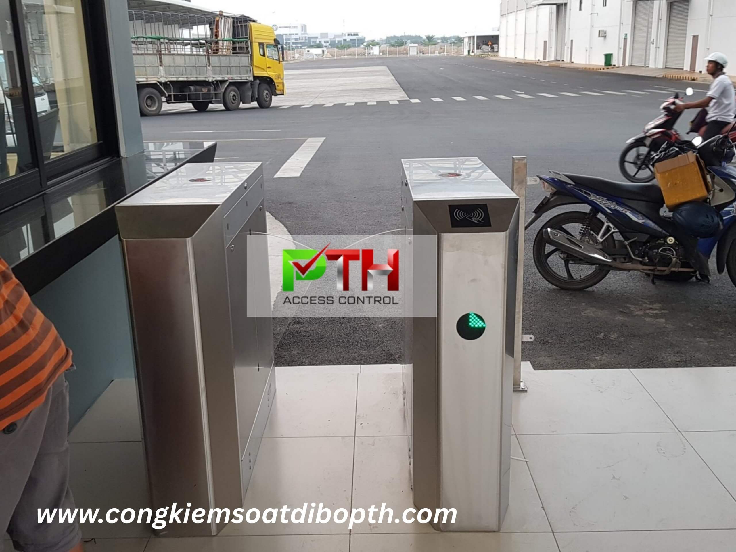 Hình 4: Công trình lắp cổng flap barrier tại Công Ty Cổ Phần Uniben - Bình Dương