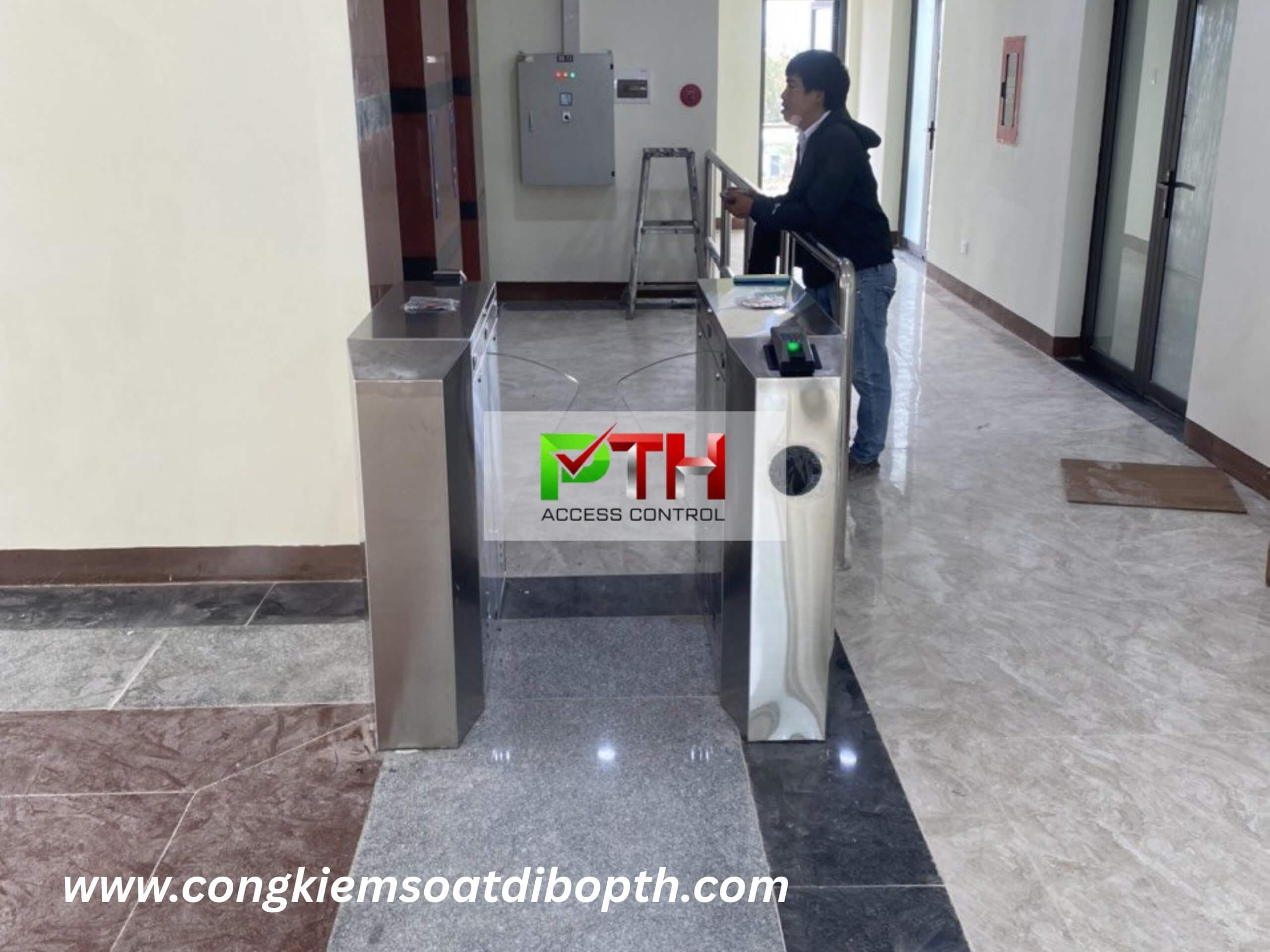 Hình 4: Công trình lắp cổng flap barrier kiểm soát lối đi bộ cho công ty tại Quảng Ngãi