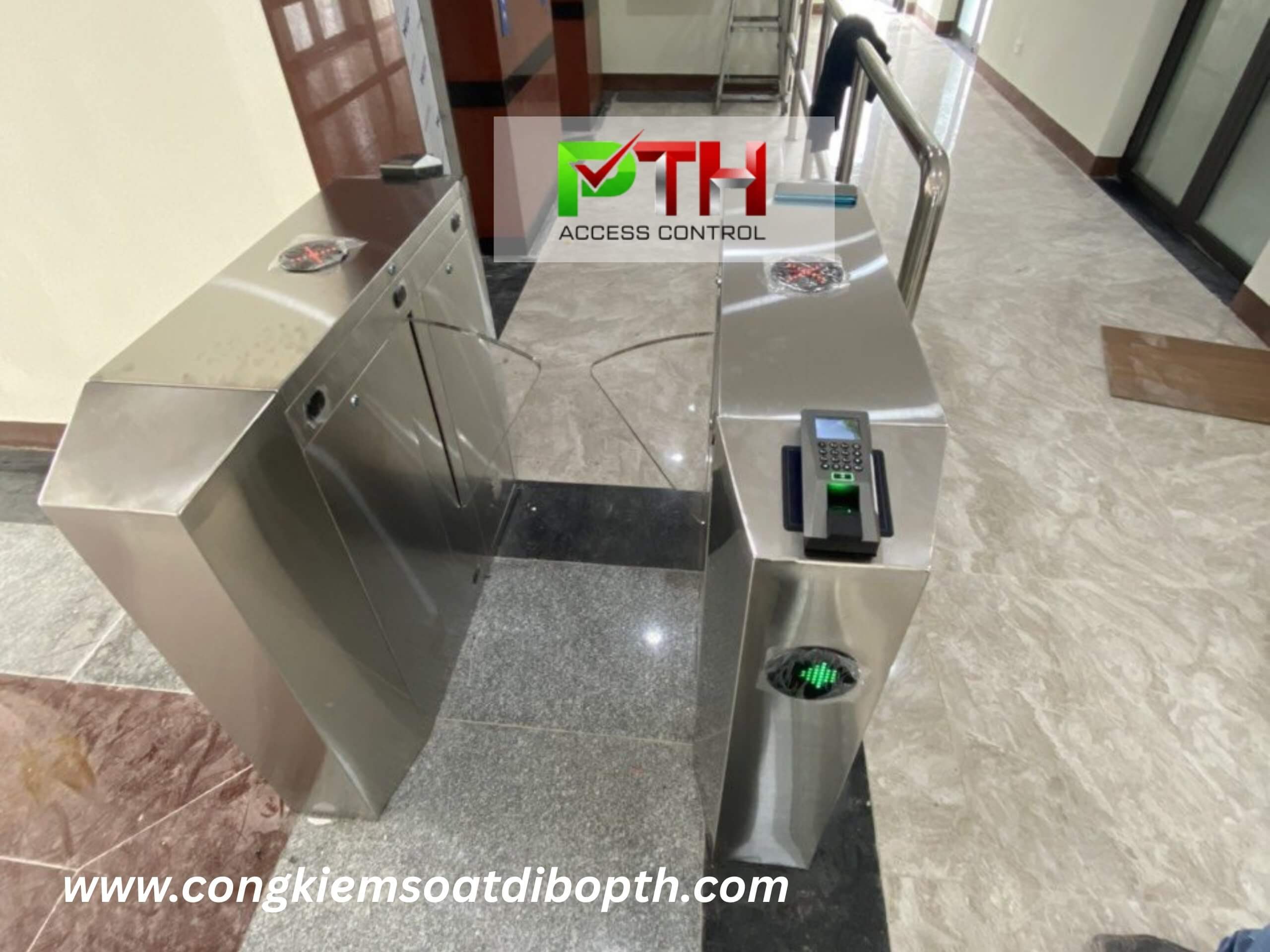 Hình 2: Công trình lắp cổng flap barrier kiểm soát lối đi bộ cho công ty tại Quảng Ngãi