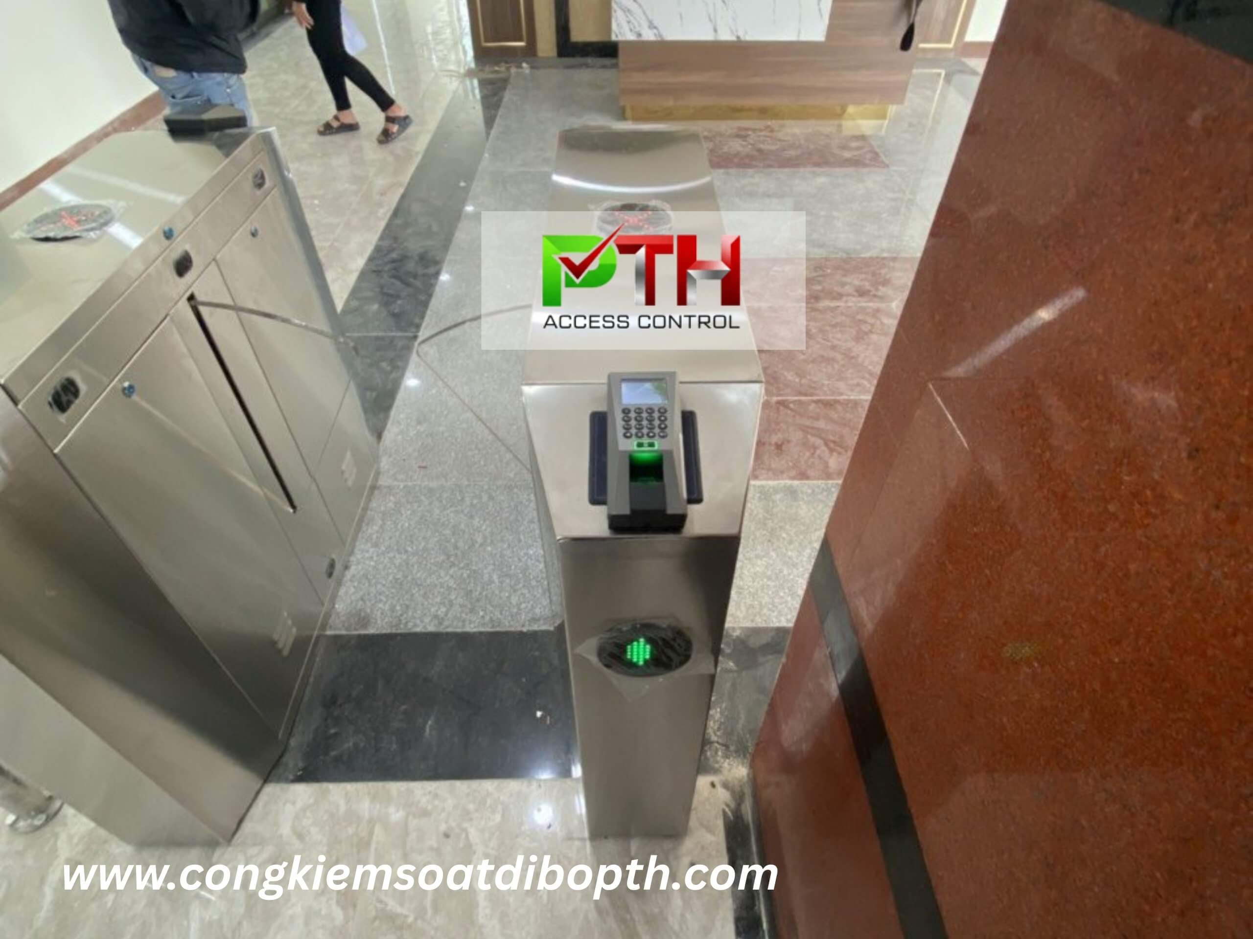 Hình 1: Công trình lắp cổng flap barrier kiểm soát lối đi bộ cho công ty tại Quảng Ngãi