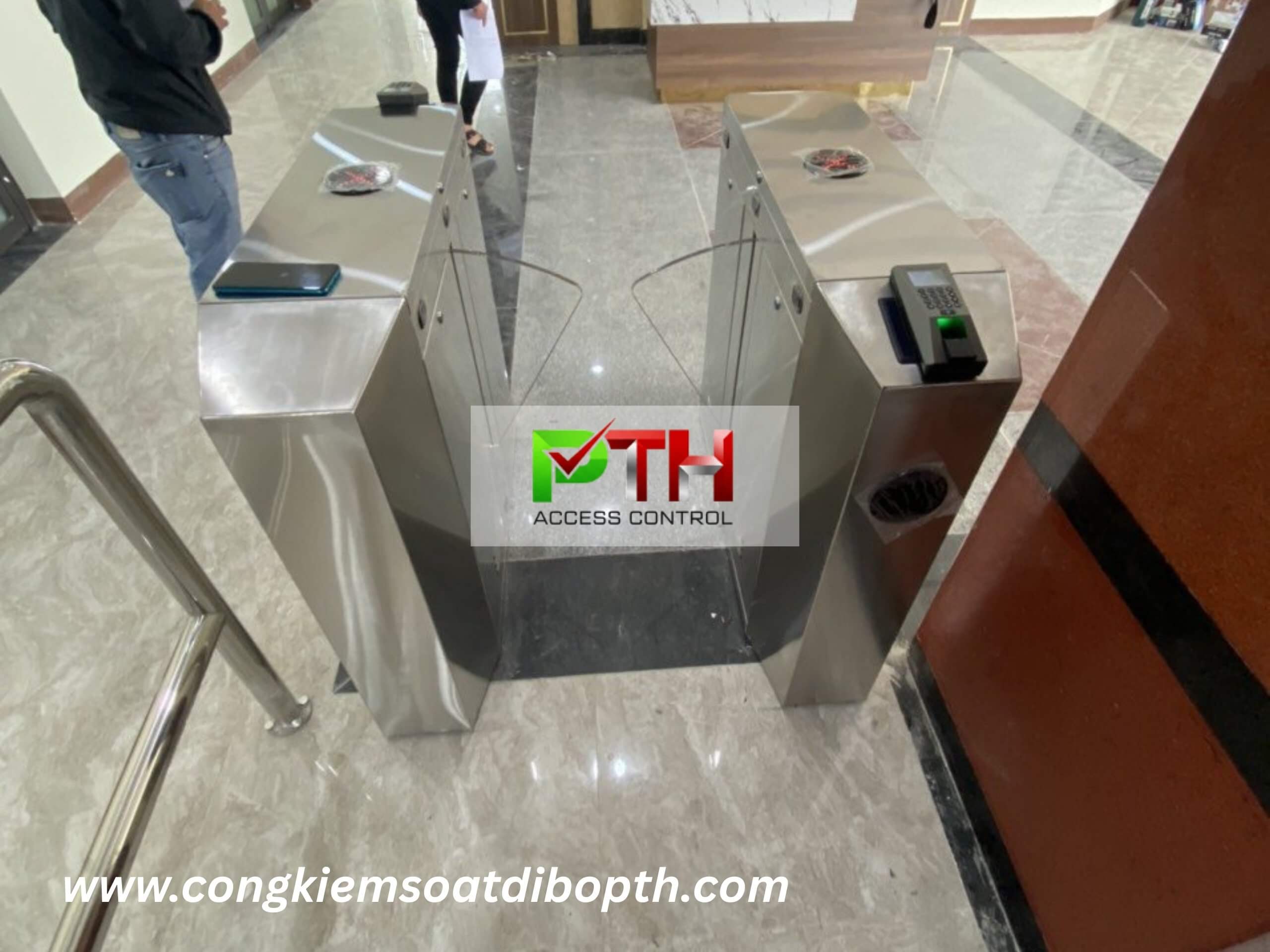 Hình 5: Công trình lắp cổng flap barrier kiểm soát lối đi bộ cho công ty tại Quảng Ngãi