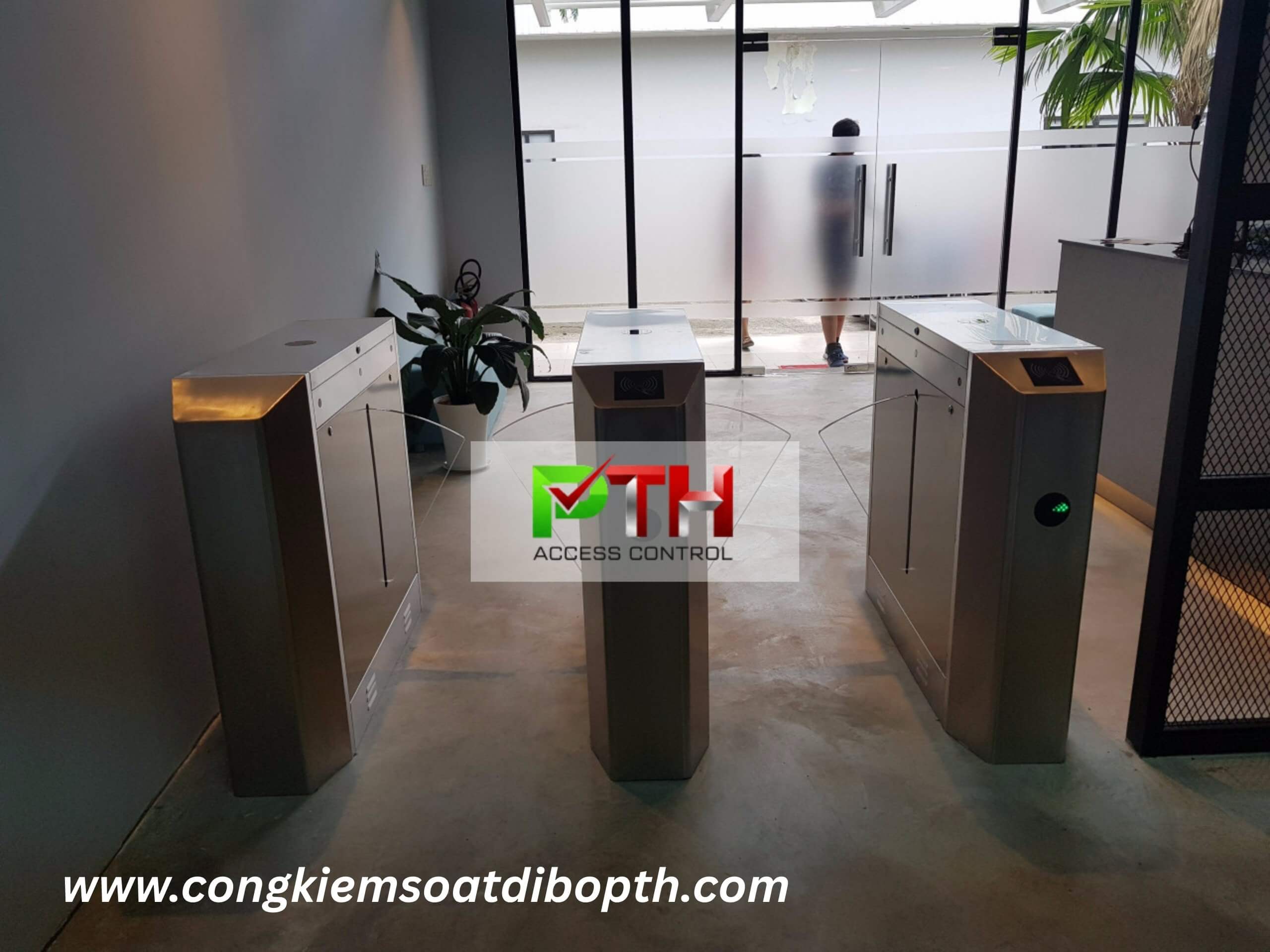 Hình 4: Công trình lắp cổng flap barrier kiểm soát ra vào tại Công ty Intex 
