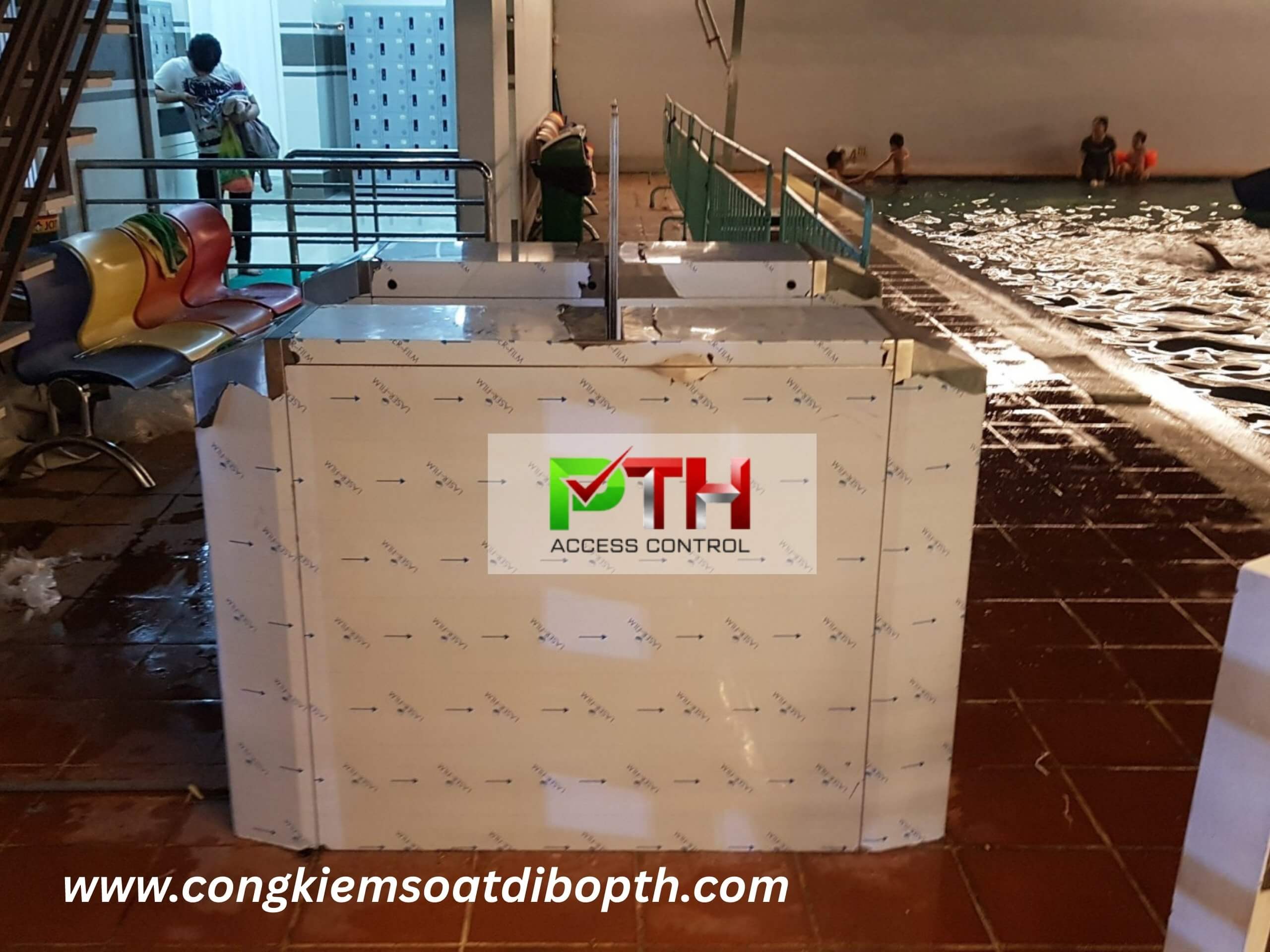 Hình 5: Công trình lắp cổng flap barie kiểm soát tại hồ bơi Nu Na Nu Nống Củ Chi