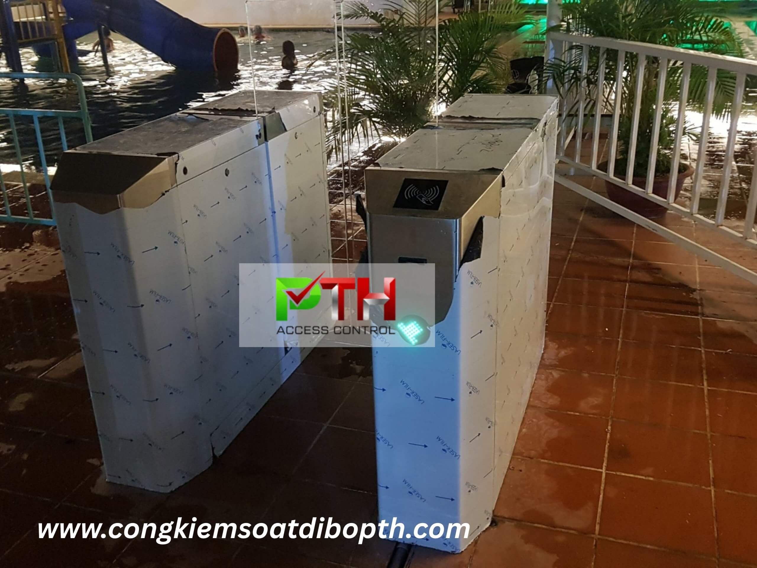 Hình 4: Công trình lắp cổng flap barie kiểm soát tại hồ bơi Nu Na Nu Nống Củ Chi