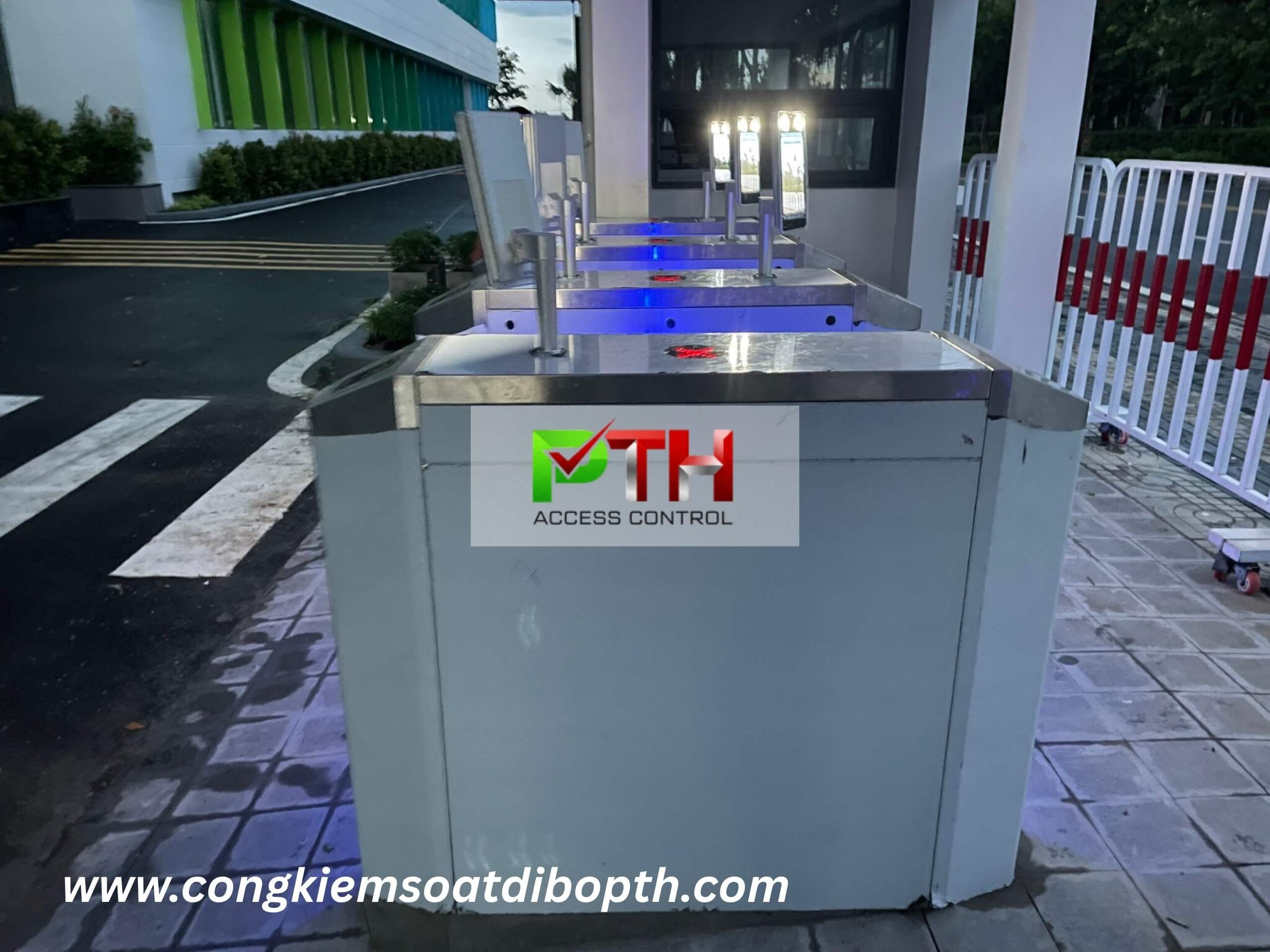 Hình 3: Công trình lắp cổng flap barrier kết hợp face ID tại Trường Đại học Đồng Nai