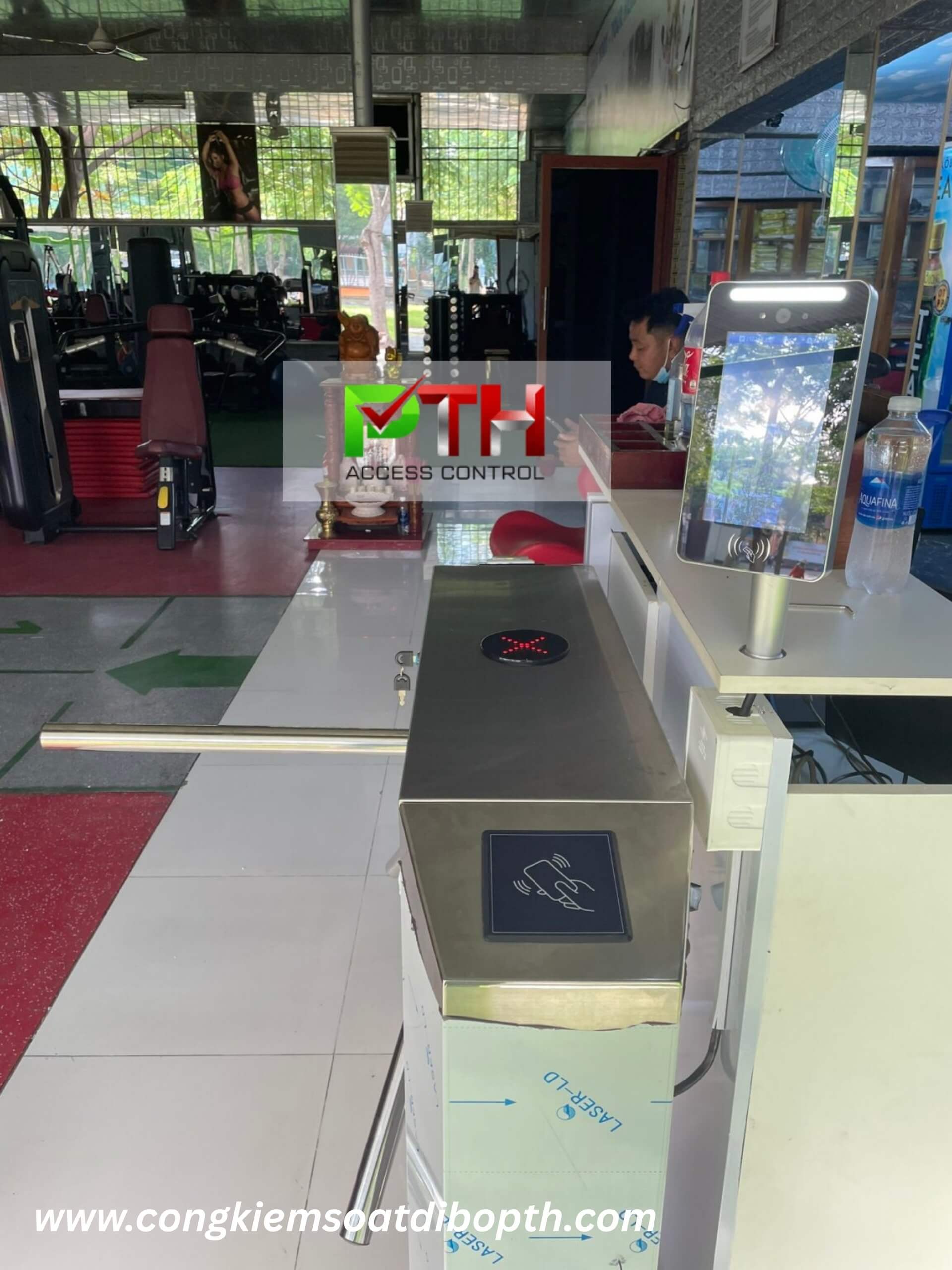 Hình 2: Công trình lắp cổng xoay tripod kết hợp máy face id tại phòng GYM ROCKY FITNESS CENTER