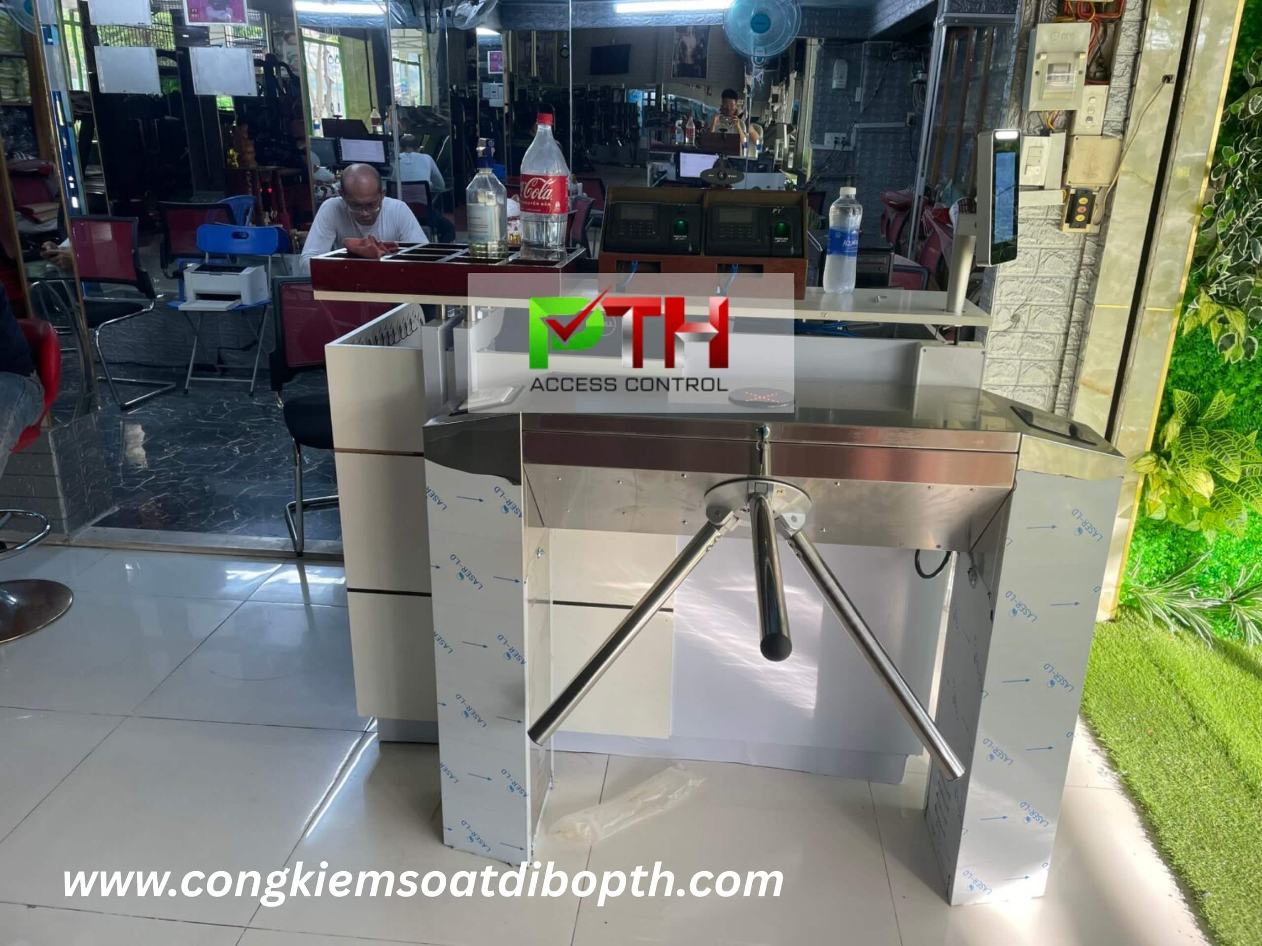 Hình 4: Công trình lắp cổng xoay tripod kết hợp máy face id tại phòng GYM ROCKY FITNESS CENTER
