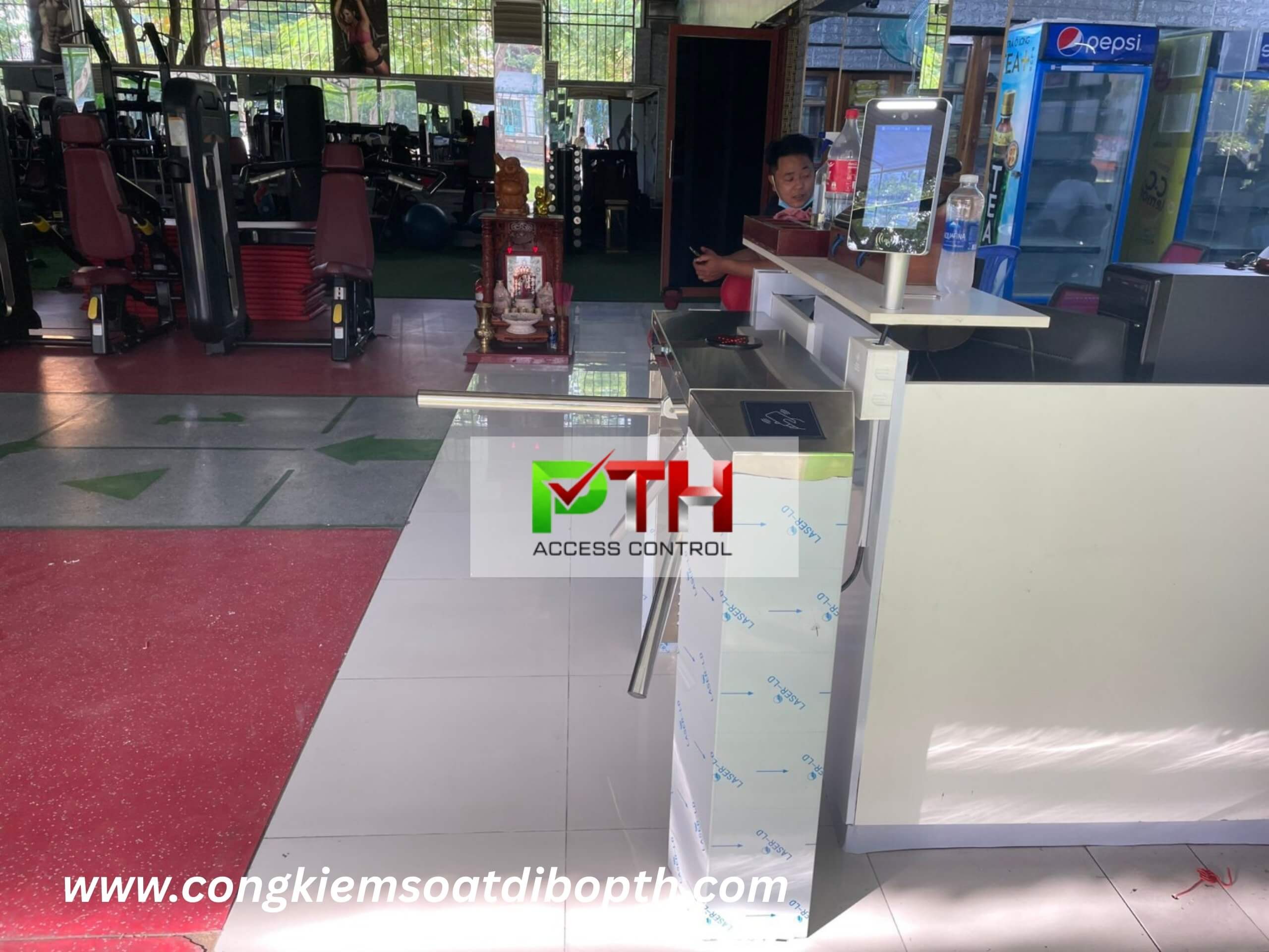 Hình 5: Công trình lắp cổng xoay tripod kết hợp máy face id tại phòng GYM ROCKY FITNESS CENTER