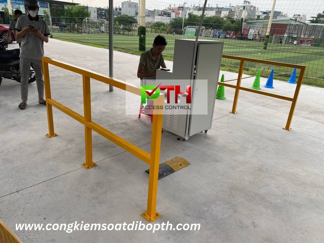 cong trinh lap tu giu xe 2 lan tai san bong thanh xuan arena