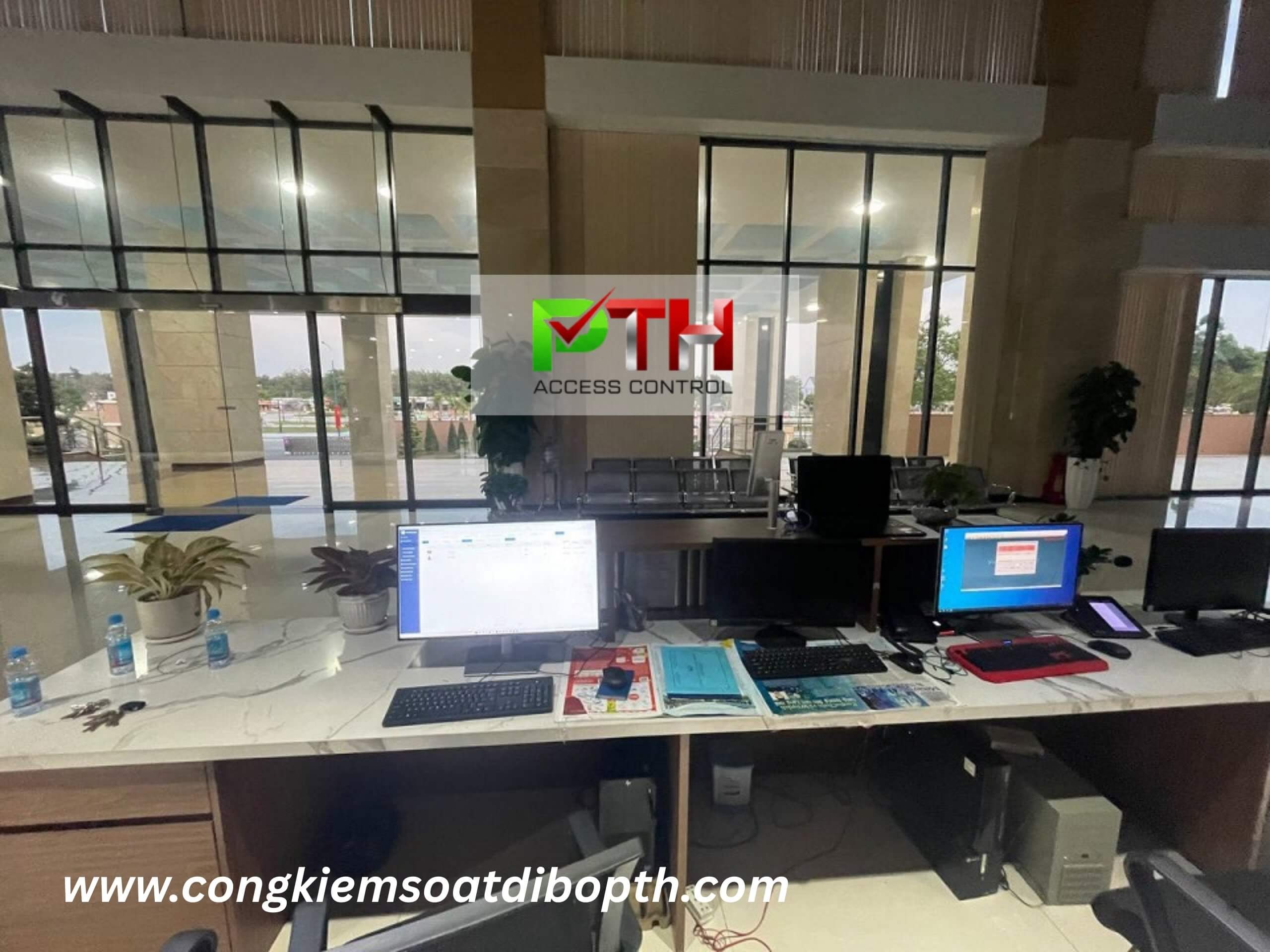 Hình 5:Công trình lắp cổng flap barrier kết hợp máy nhận diện khuôn mặt tại Bình Dương