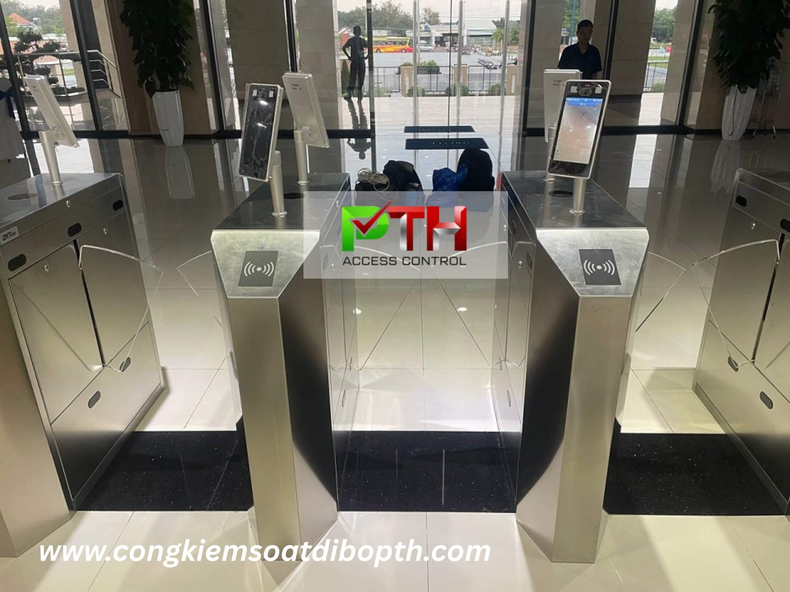 Hình 3: Công trình lắp cổng flap barrier kết hợp máy nhận diện khuôn mặt tại Bình Dương