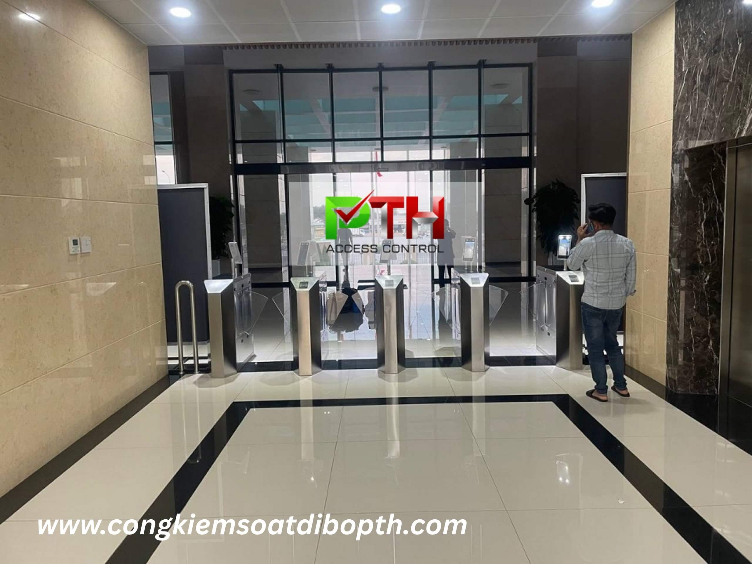 Hình 1: Công trình lắp cổng flap barrier kết hợp máy nhận diện khuôn mặt tại Bình Dương