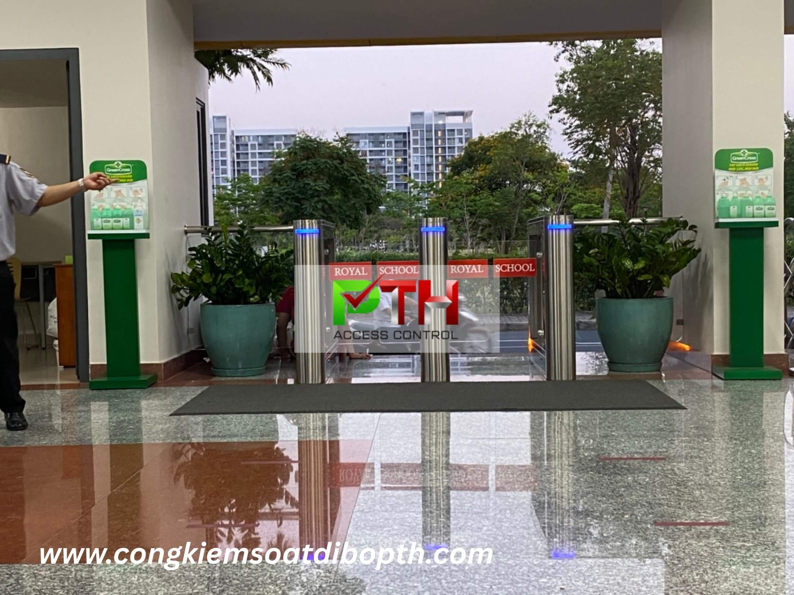 Hình 8: Công trình lắp cổng Swing barrier A306 tại Trường Song ngữ Quốc tế Hoàng Gia – ROYAL SCHOOL
