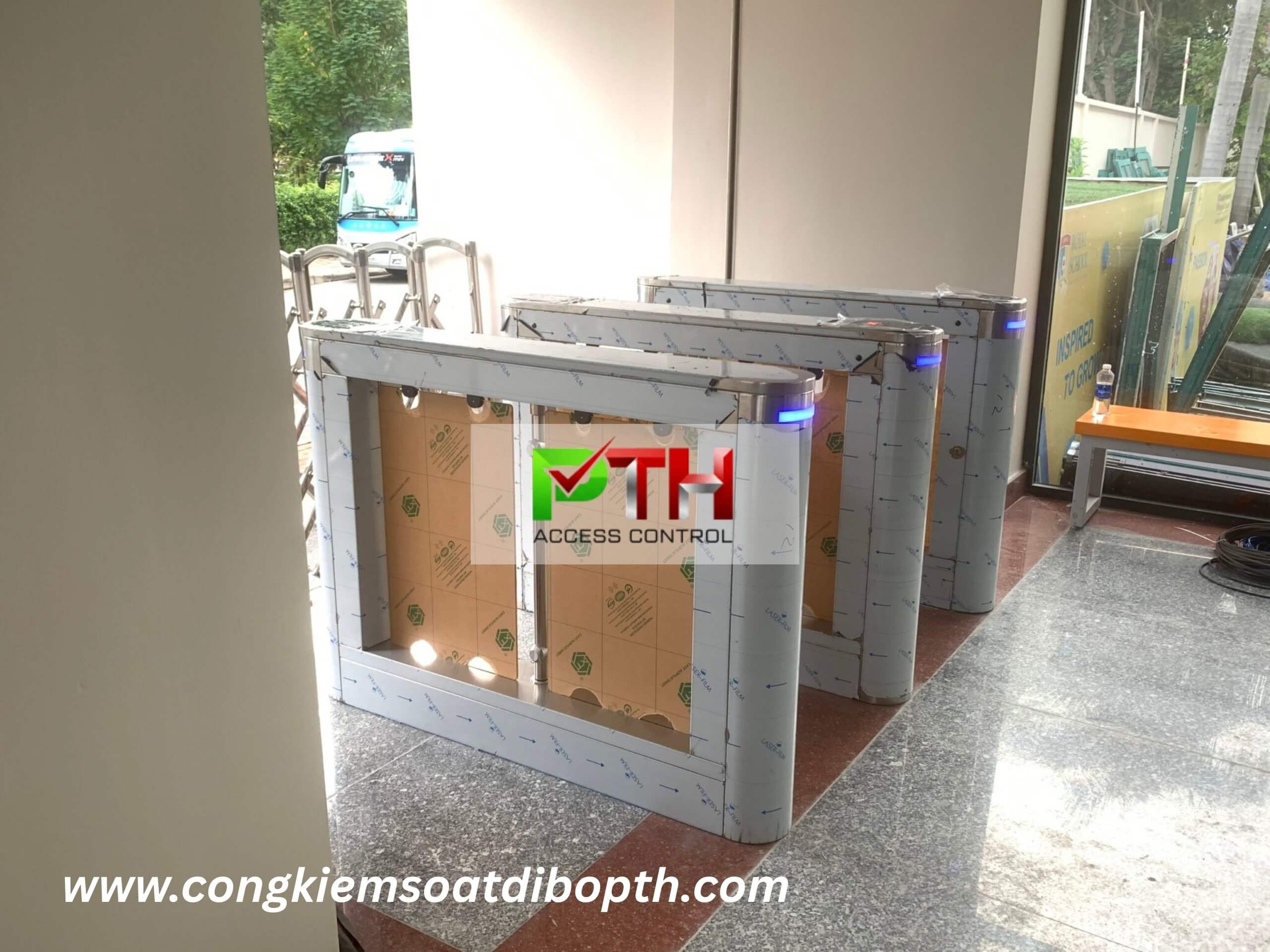 Hình 6: Công trình lắp cổng Swing barrier A306 tại Trường Song ngữ Quốc tế Hoàng Gia – ROYAL SCHOOL
