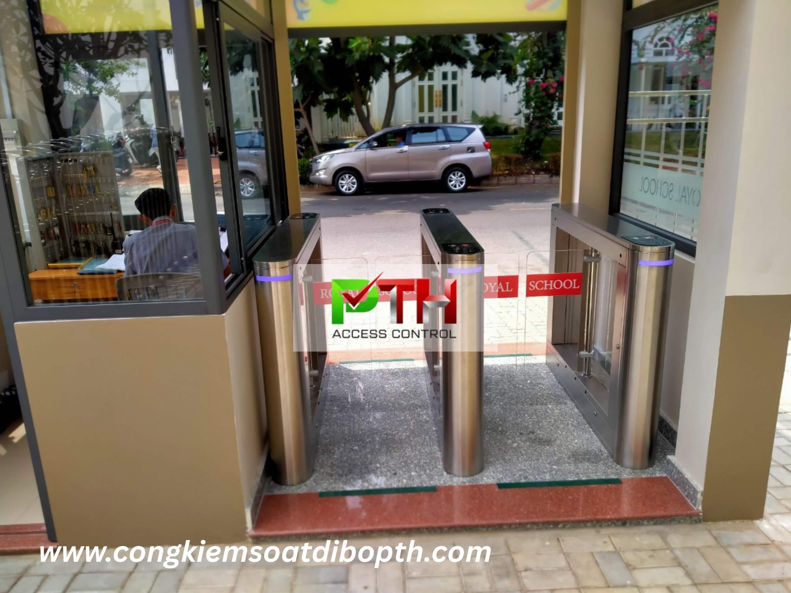 Hình 5: Công trình lắp cổng Swing barrier A306 tại Trường Song ngữ Quốc tế Hoàng Gia – ROYAL SCHOOL
