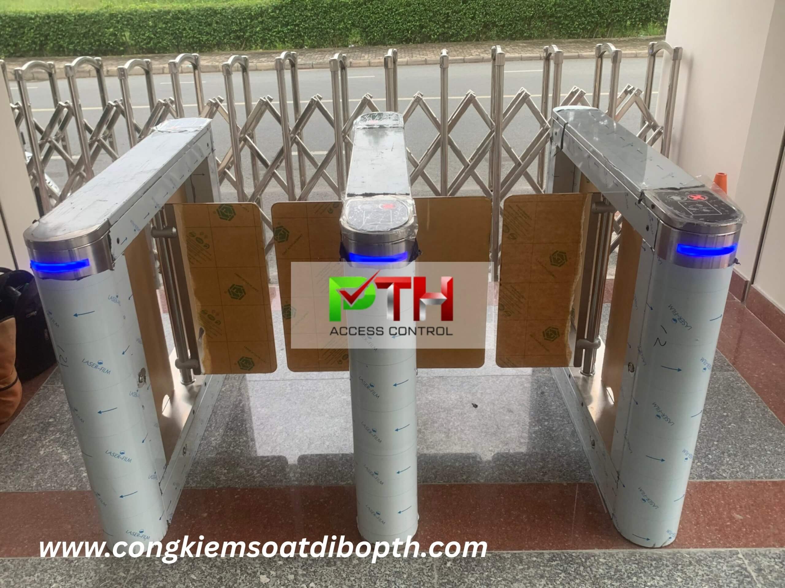 Hình 4: Công trình lắp cổng Swing barrier A306 tại Trường Song ngữ Quốc tế Hoàng Gia – ROYAL SCHOOL