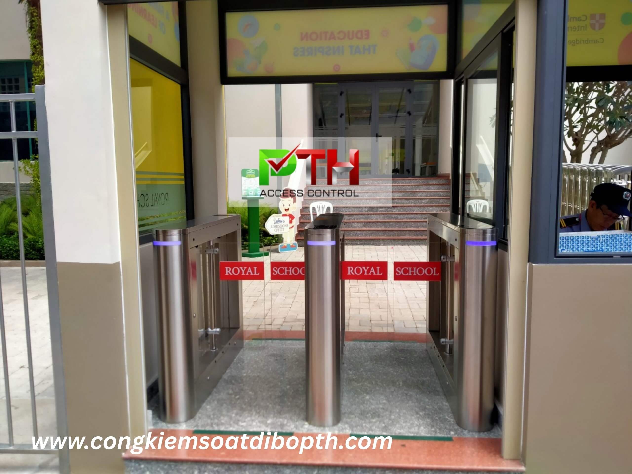 Hình 2: Công trình lắp cổng Swing barrier A306 tại Trường Song ngữ Quốc tế Hoàng Gia – ROYAL SCHOOL