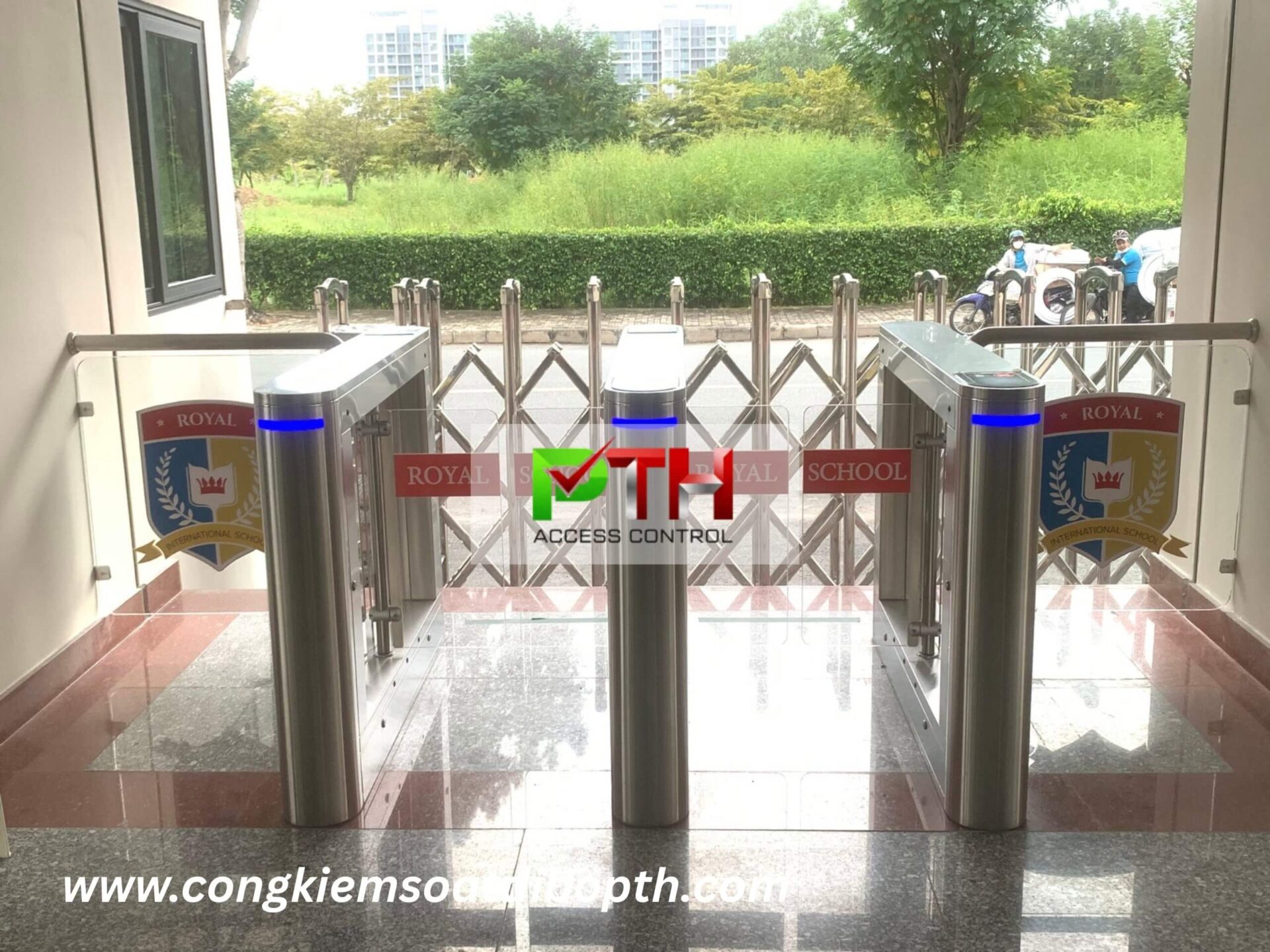 Hình 1: Công trình lắp cổng Swing barrier A306 tại Trường Song ngữ Quốc tế Hoàng Gia – ROYAL SCHOOL