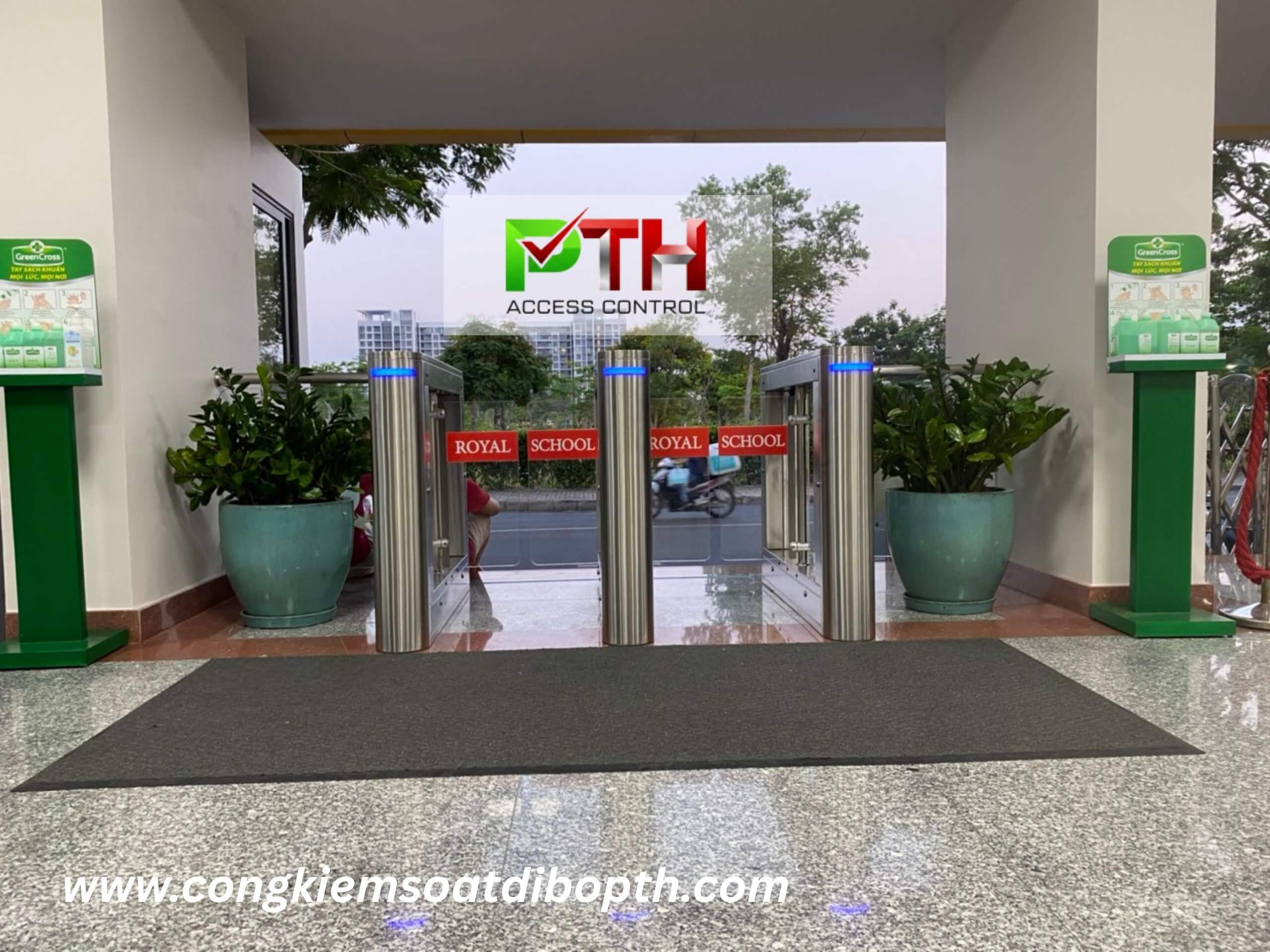 Hình 9: Công trình lắp cổng Swing barrier A306 tại Trường Song ngữ Quốc tế Hoàng Gia – ROYAL SCHOOL
