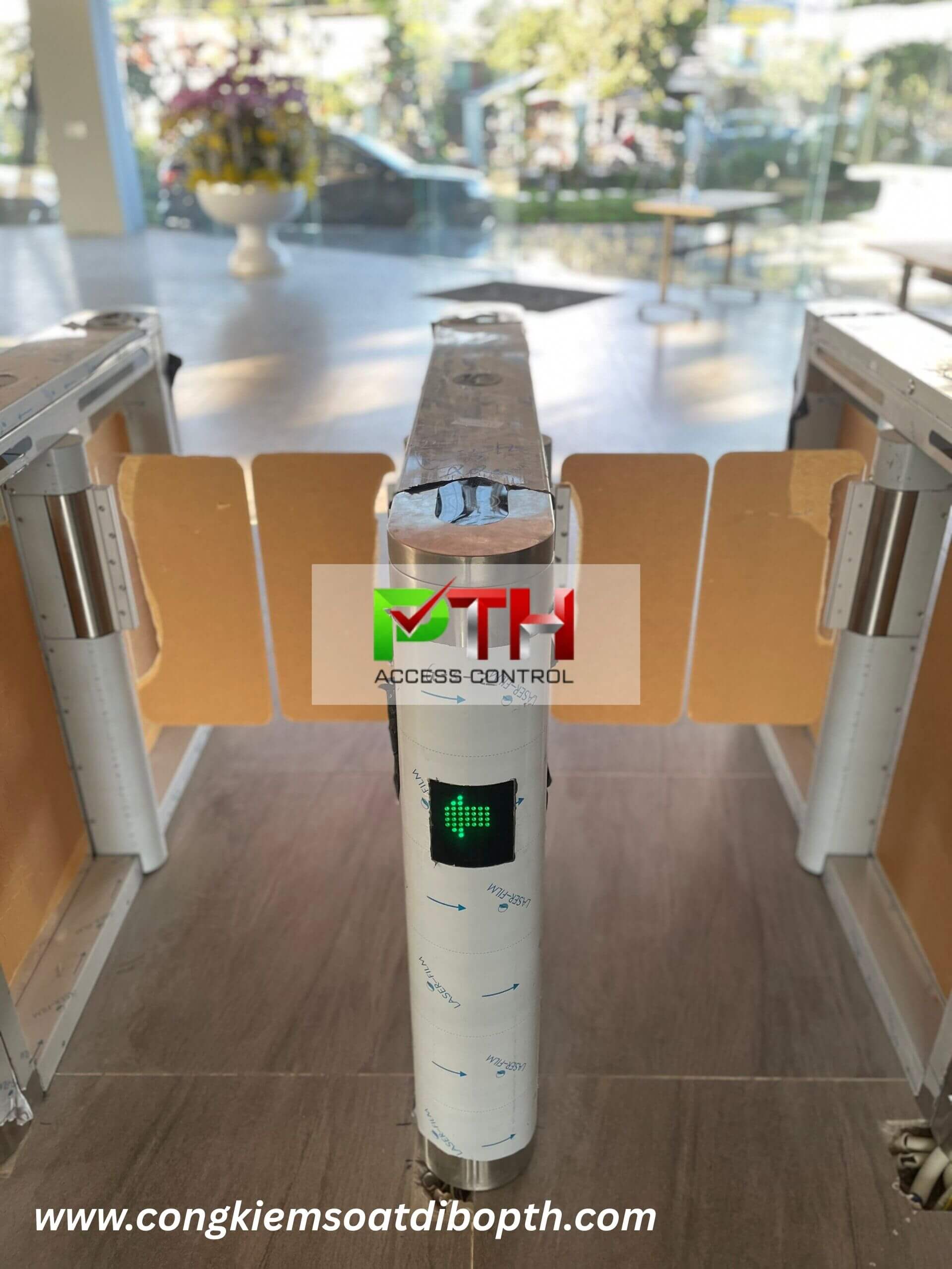 Hình 2: Công trình lắp cổng swing barrier kiểm soát lối đi bộ tại Thủ Đức