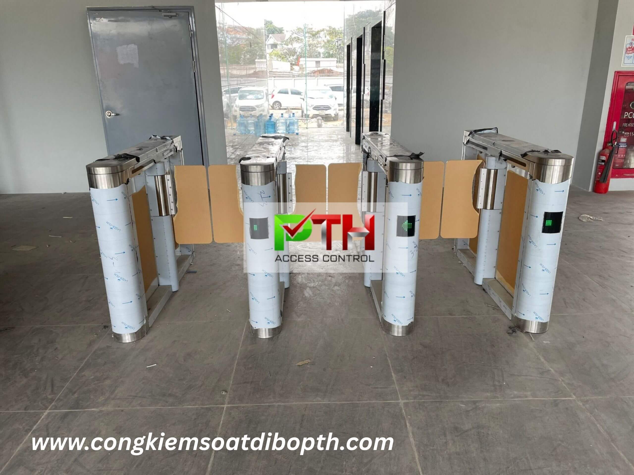 Hình 3: Công trình lắp cổng swing barrier kiểm soát lối đi bộ tại Thủ Đức