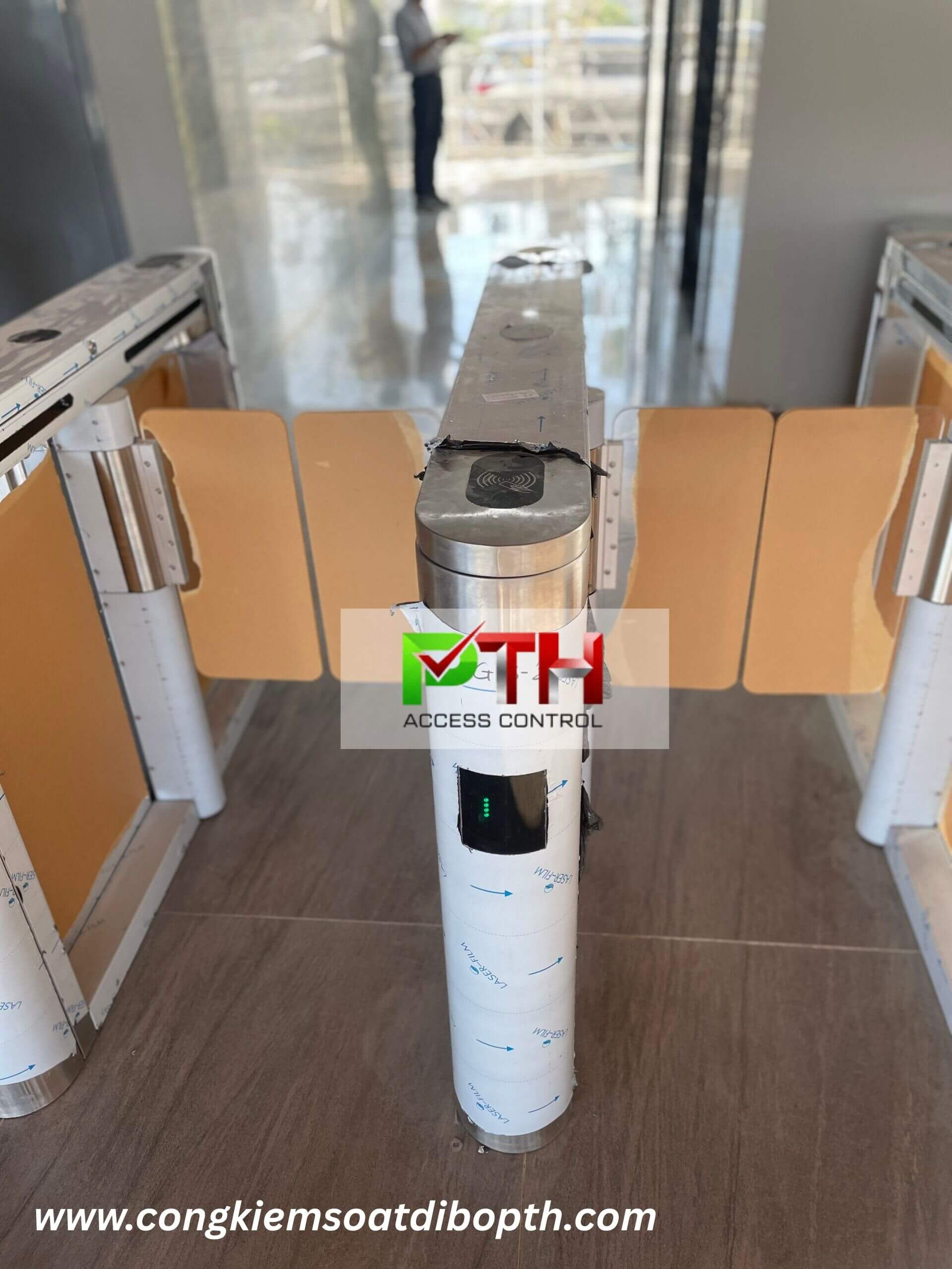 Hình 4: Công trình lắp cổng swing barrier kiểm soát lối đi bộ tại Thủ Đức