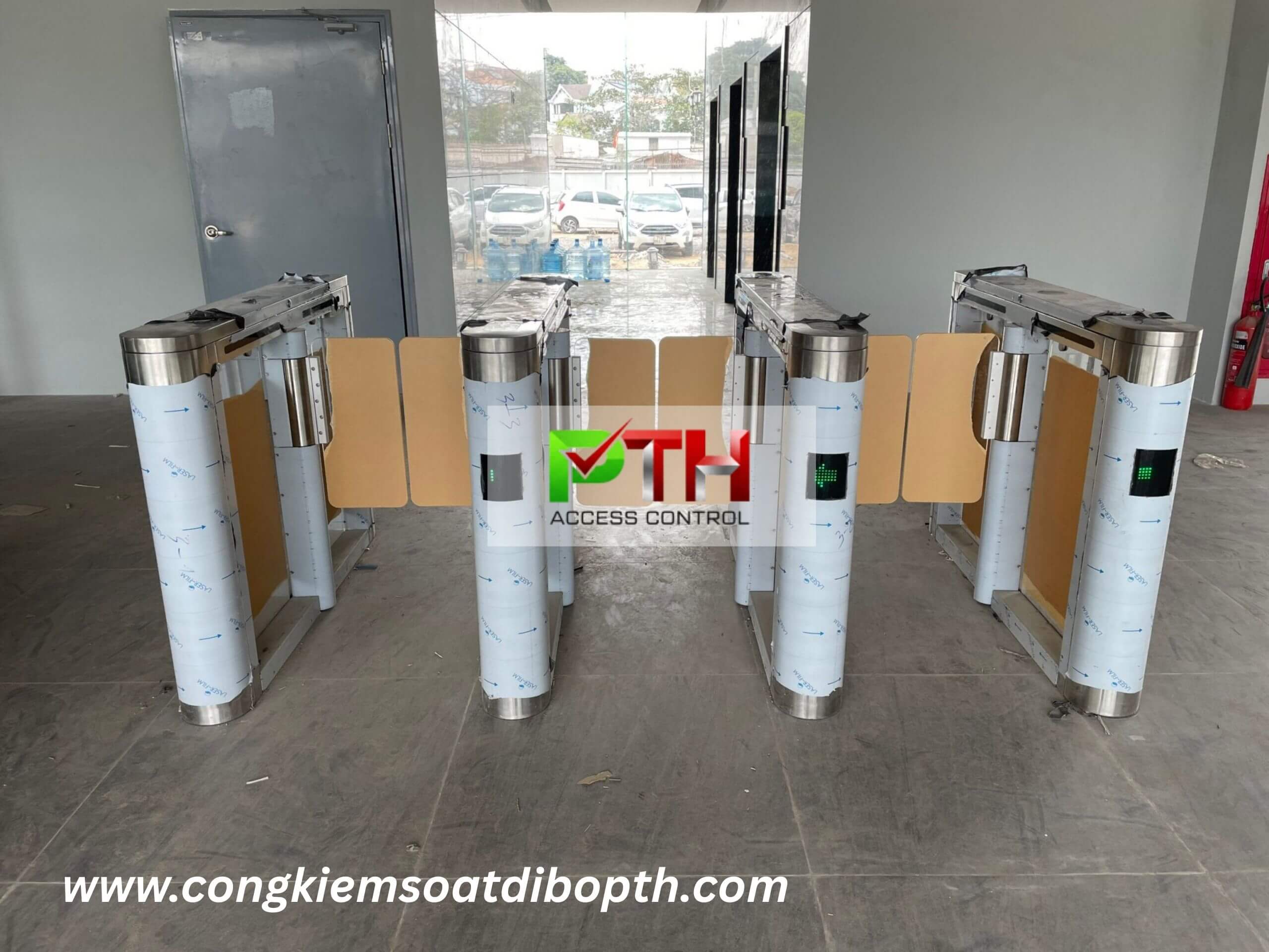 Hình 1: Công trình lắp cổng swing barrier kiểm soát lối đi bộ tại Thủ Đức