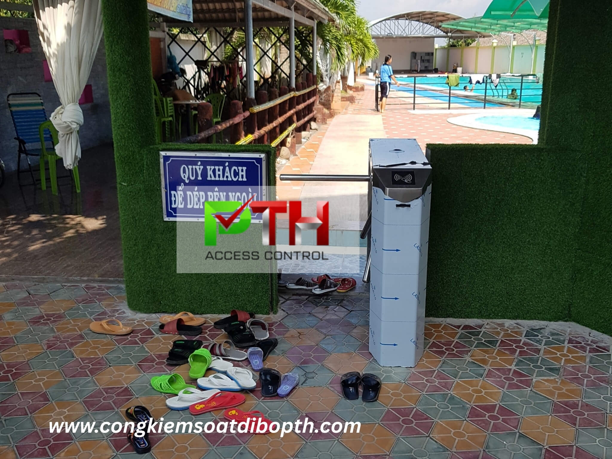 Hình 2: Công trình lắp đặt cổng xoay 3 chấu kiểm soát vé hồ bơi tại Long An