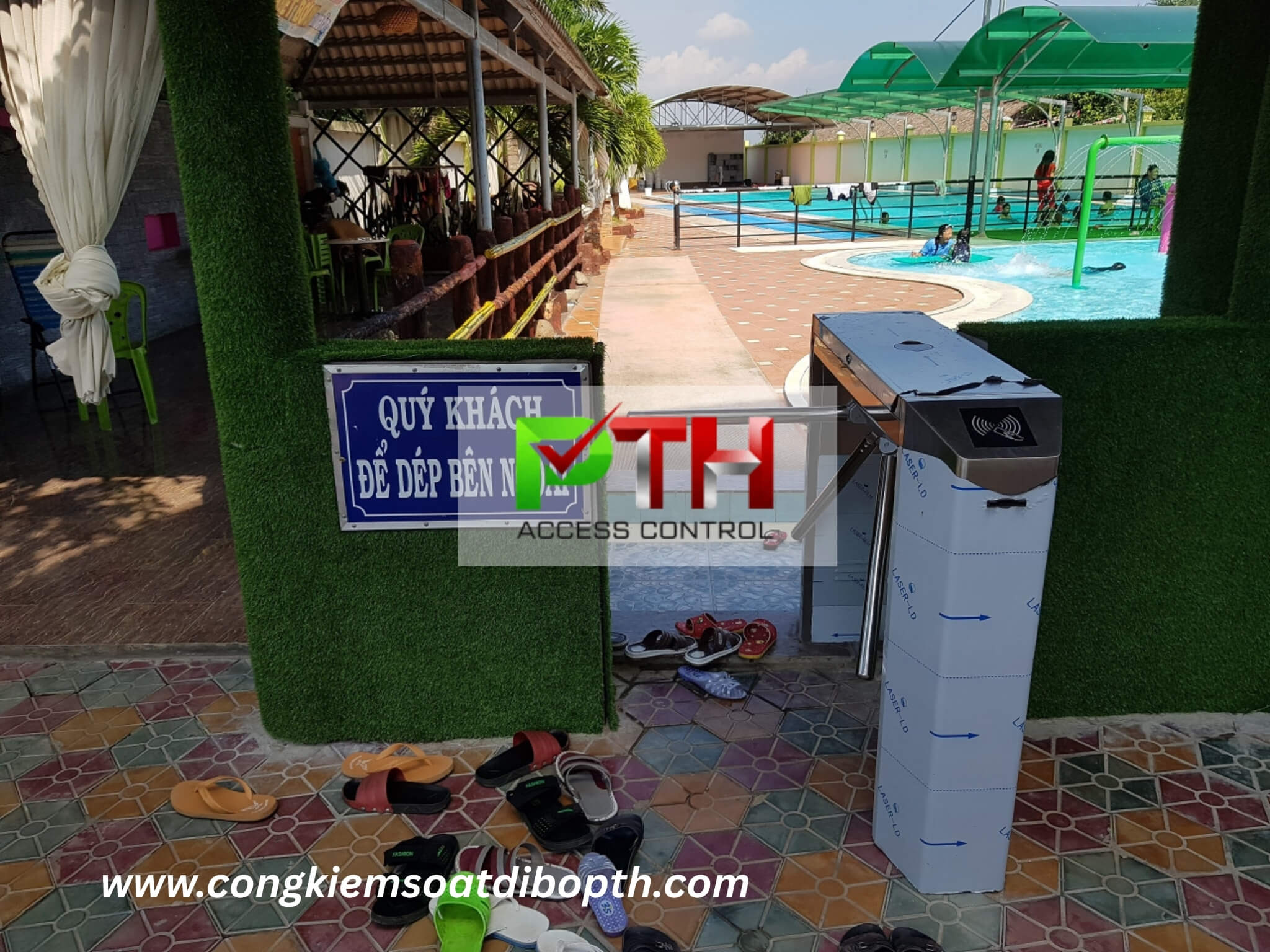 Hình 4: Công trình lắp đặt cổng xoay 3 chấu kiểm soát vé hồ bơi tại Long An