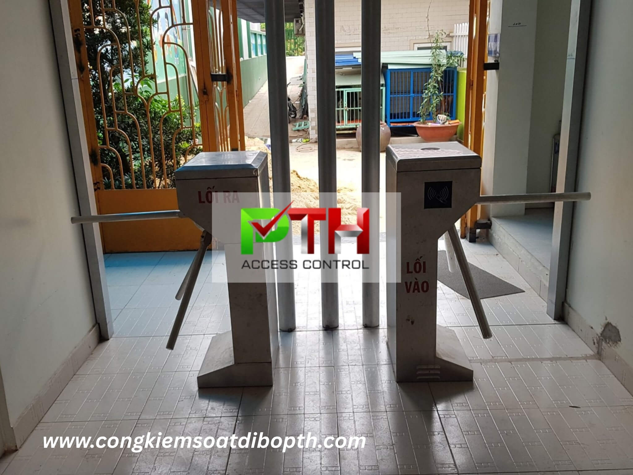 Hình 1: Công trình lắp cổng xoay 3 càng kiểm soát vé hồ bơi tại Quận 12