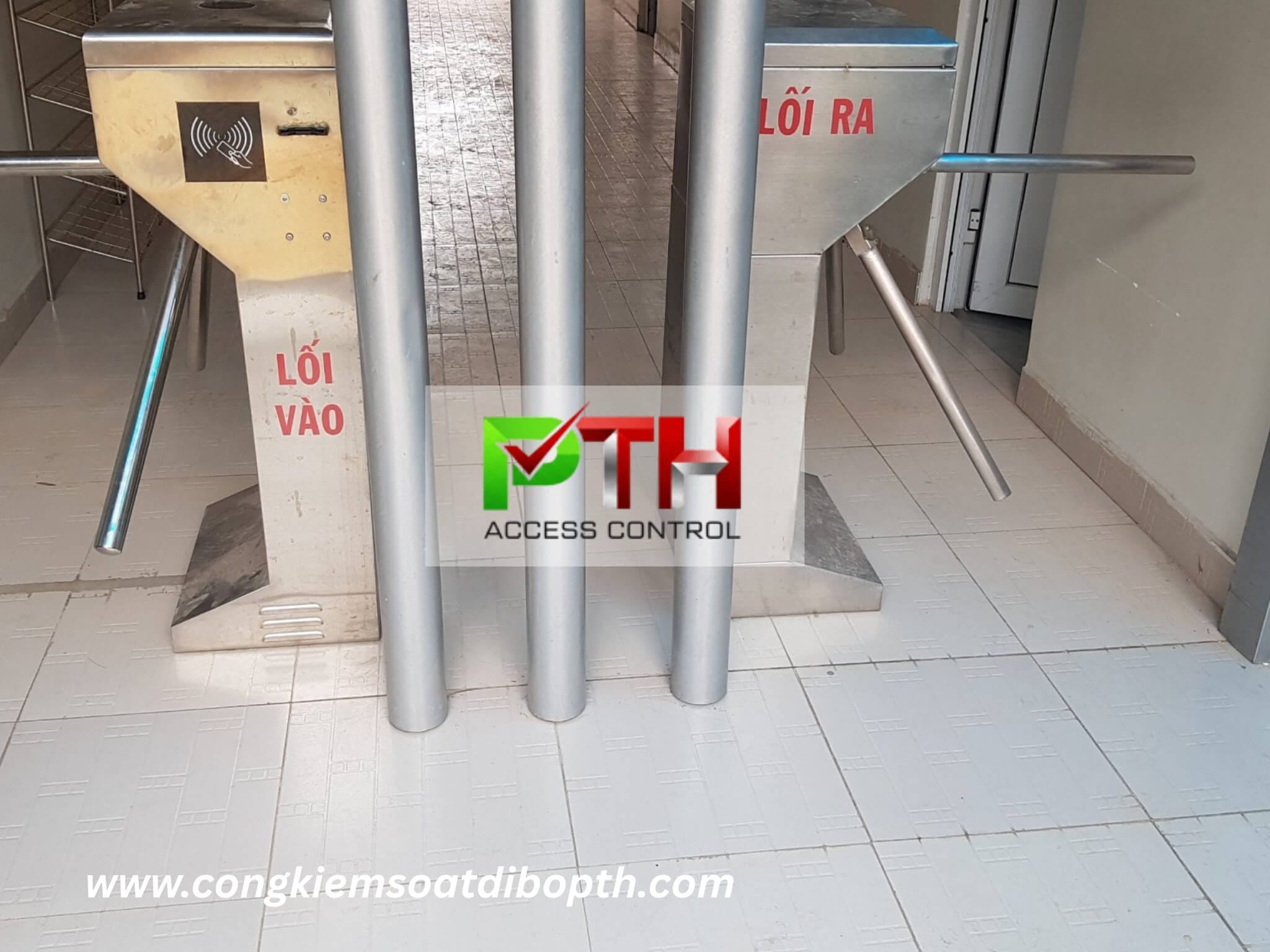 Hình 2: Công trình lắp cổng xoay 3 càng kiểm soát vé hồ bơi tại Quận 12