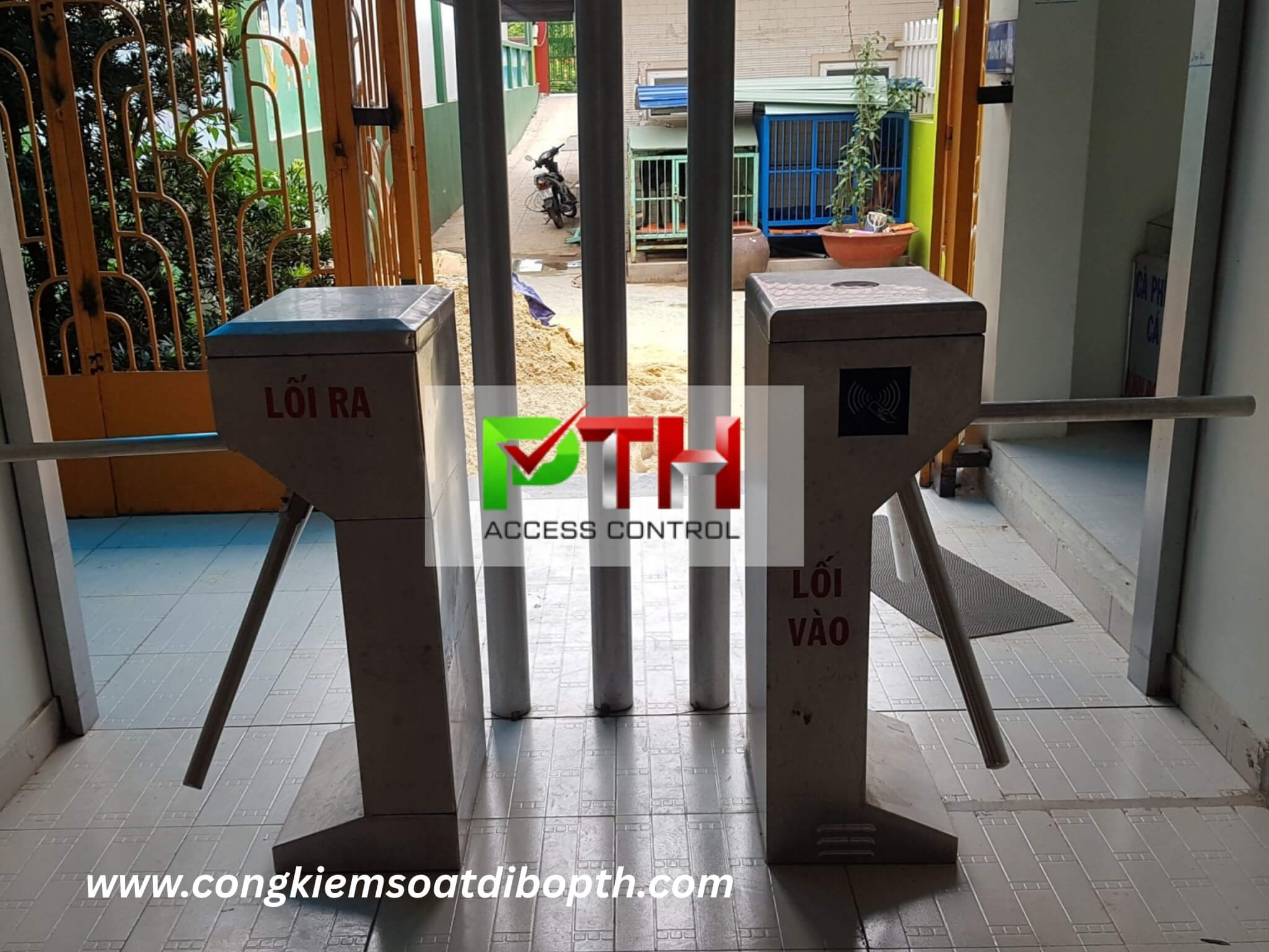 Hình 3: Công trình lắp cổng xoay 3 càng kiểm soát vé hồ bơi tại Quận 12
