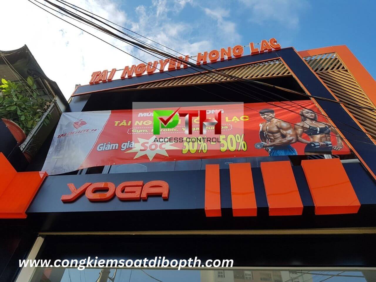 Hình 2: Công trình lắp cổng xoay 3 càng kiểm soát vé cho phòng Gym Tài Nguyên Hồng Lạc