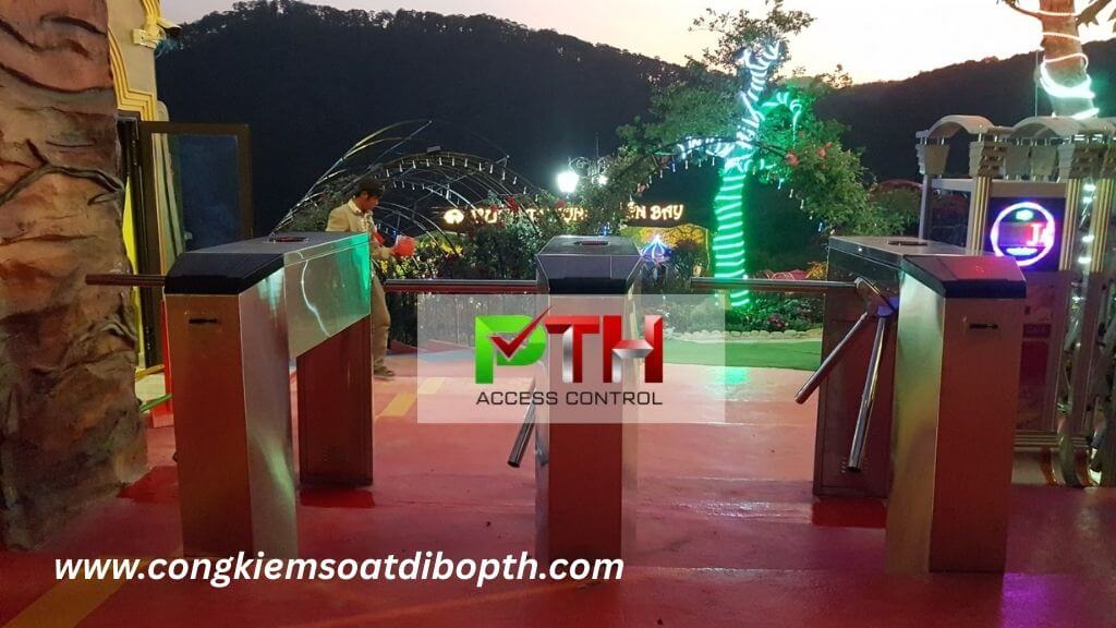 Hình 2: Công trình lắp đặt cổng xoay tripod kiểm soát vé tại Vườn Thượng Uyển Bay Đà Lạt