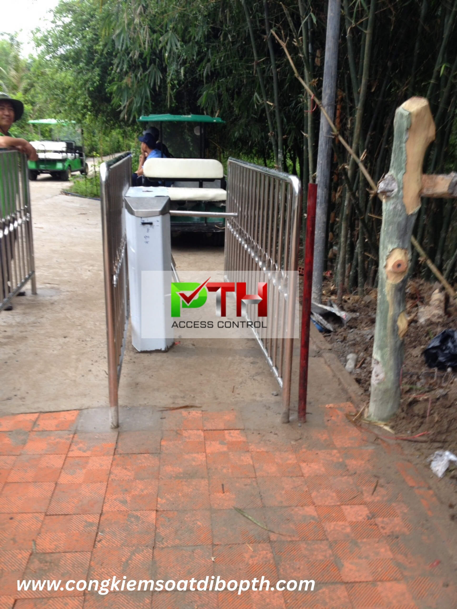 Hình 3:  Công trình lắp cổng xoay 3 càng kiểm soát vé cho khu du lịch Hậu Giang