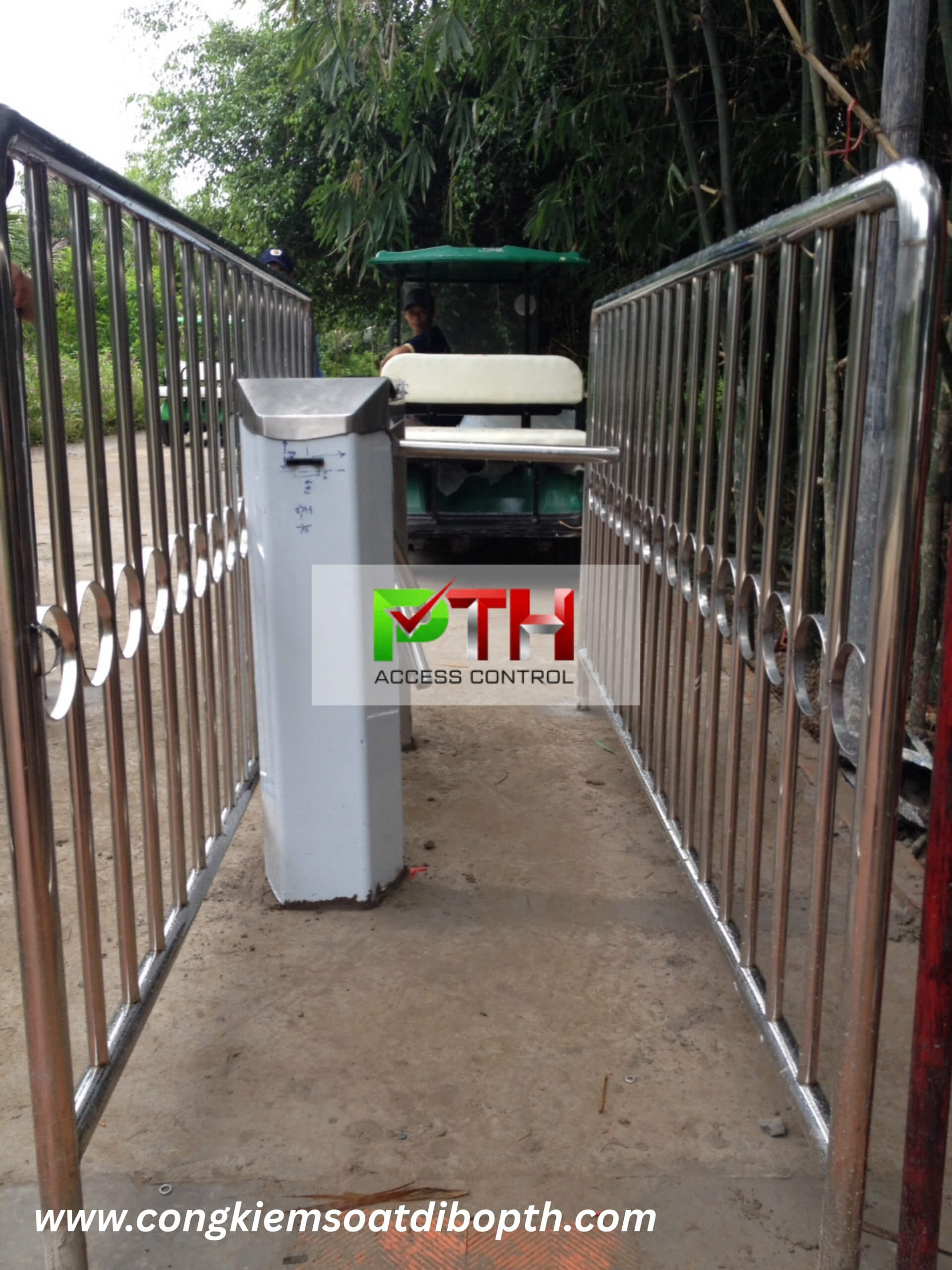 Hình 4:  Công trình lắp cổng xoay 3 càng kiểm soát vé cho khu du lịch Hậu Giang