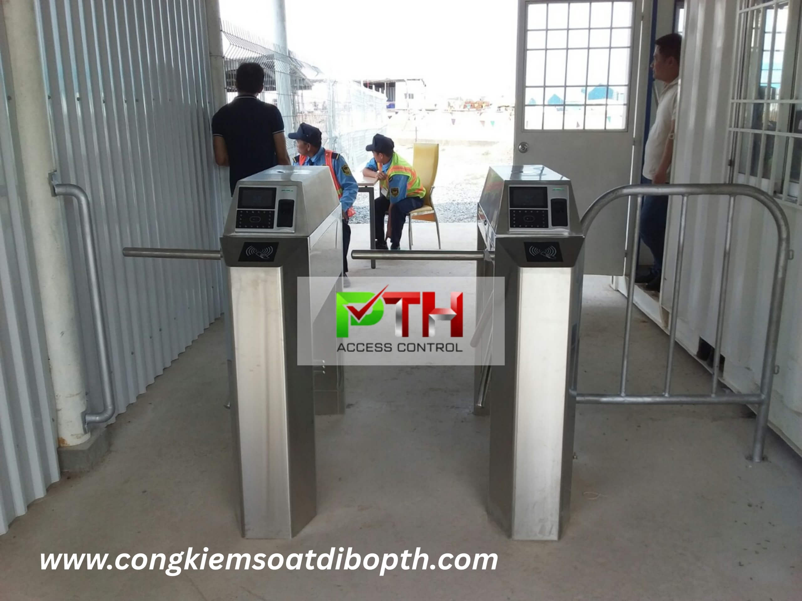 Hình 3: Công trình lắp cổng xoay 3 chấu tại trạm thu phí Long Thành