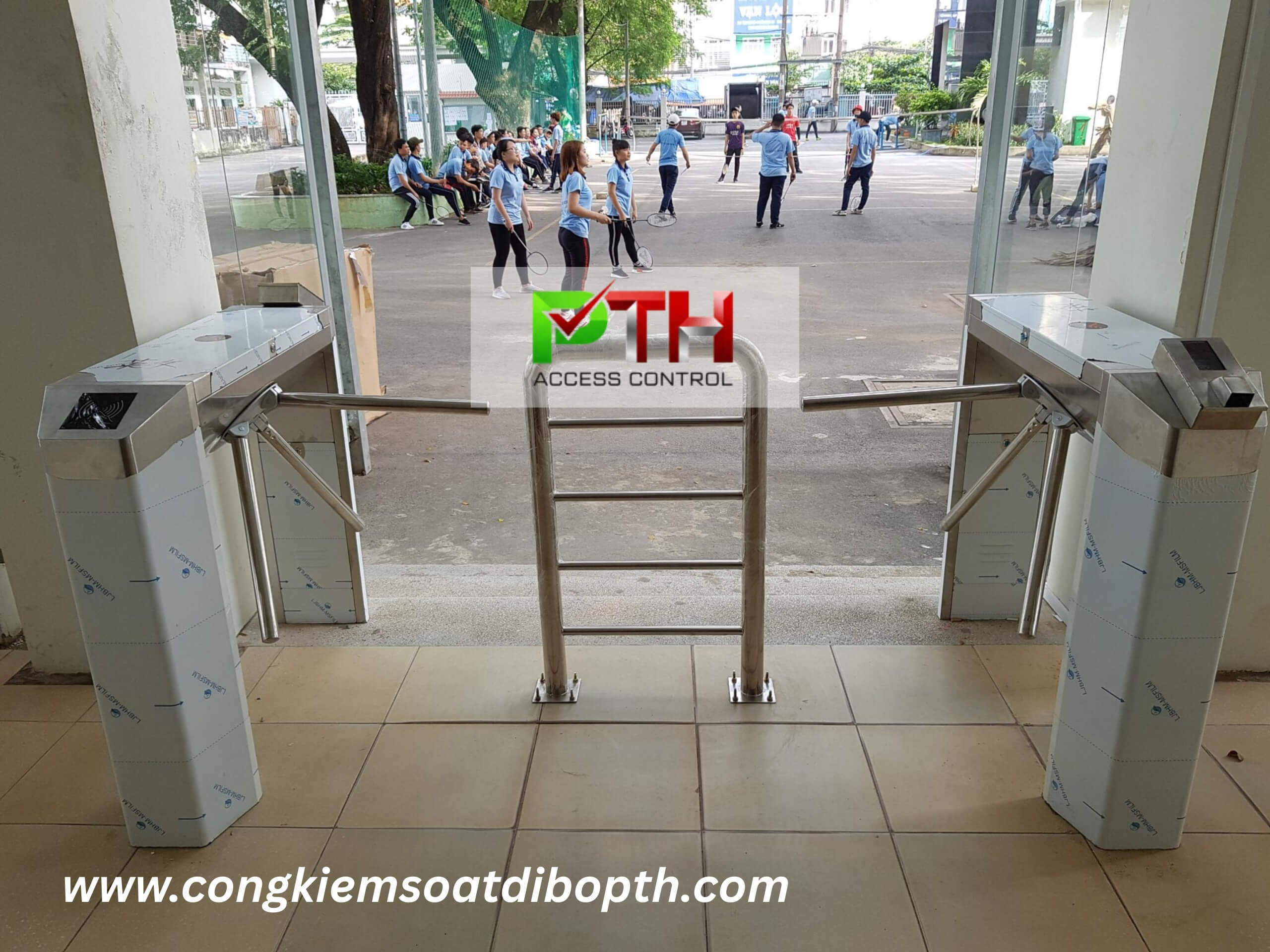 Cổng xoay 3 càng sử dụng máy quét vân tay tại trường học